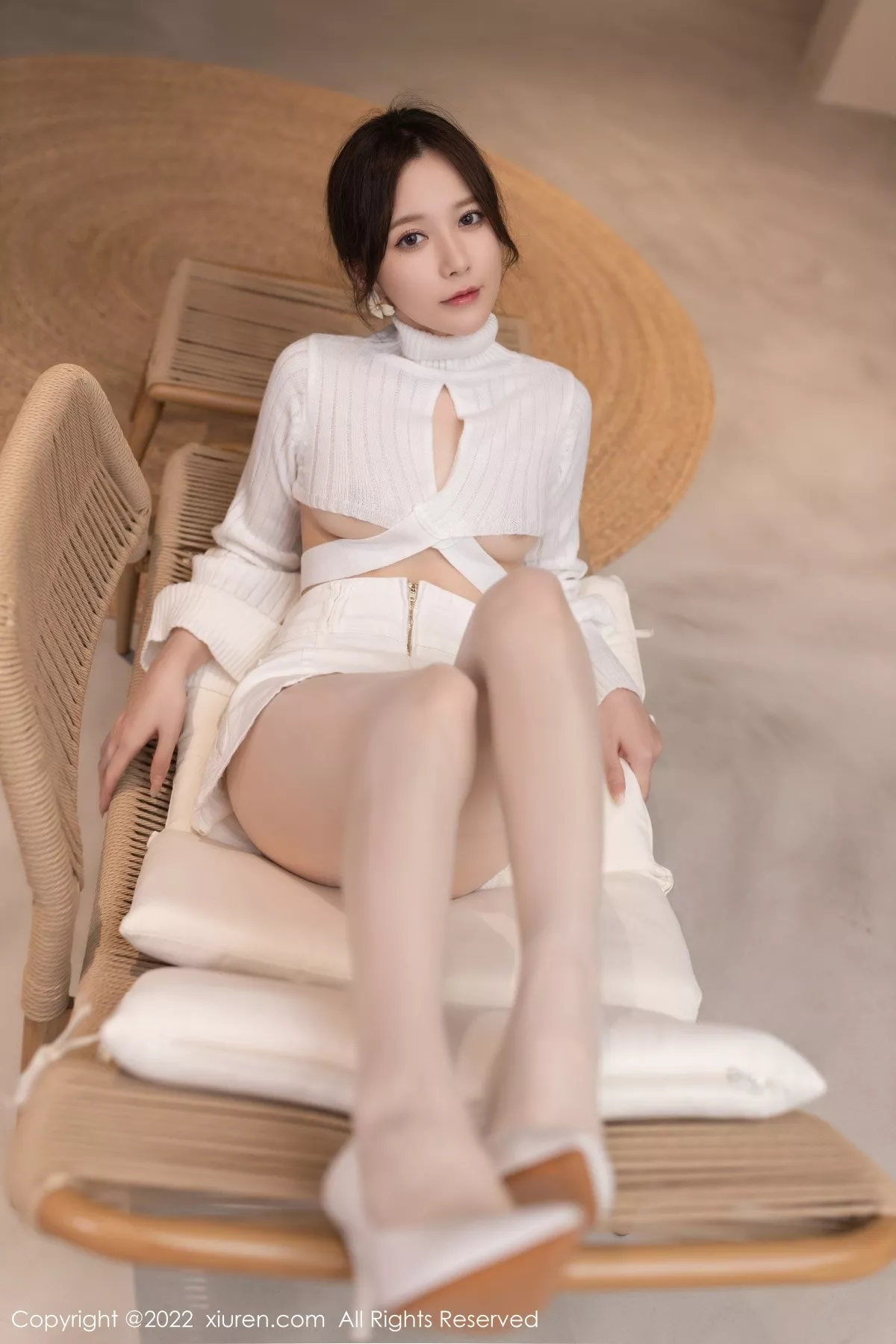 XiuRen第5503期_模特鱼子酱Fish纯白轻透上衣配白短裙露闪亮开档肉丝诱惑写真81P
