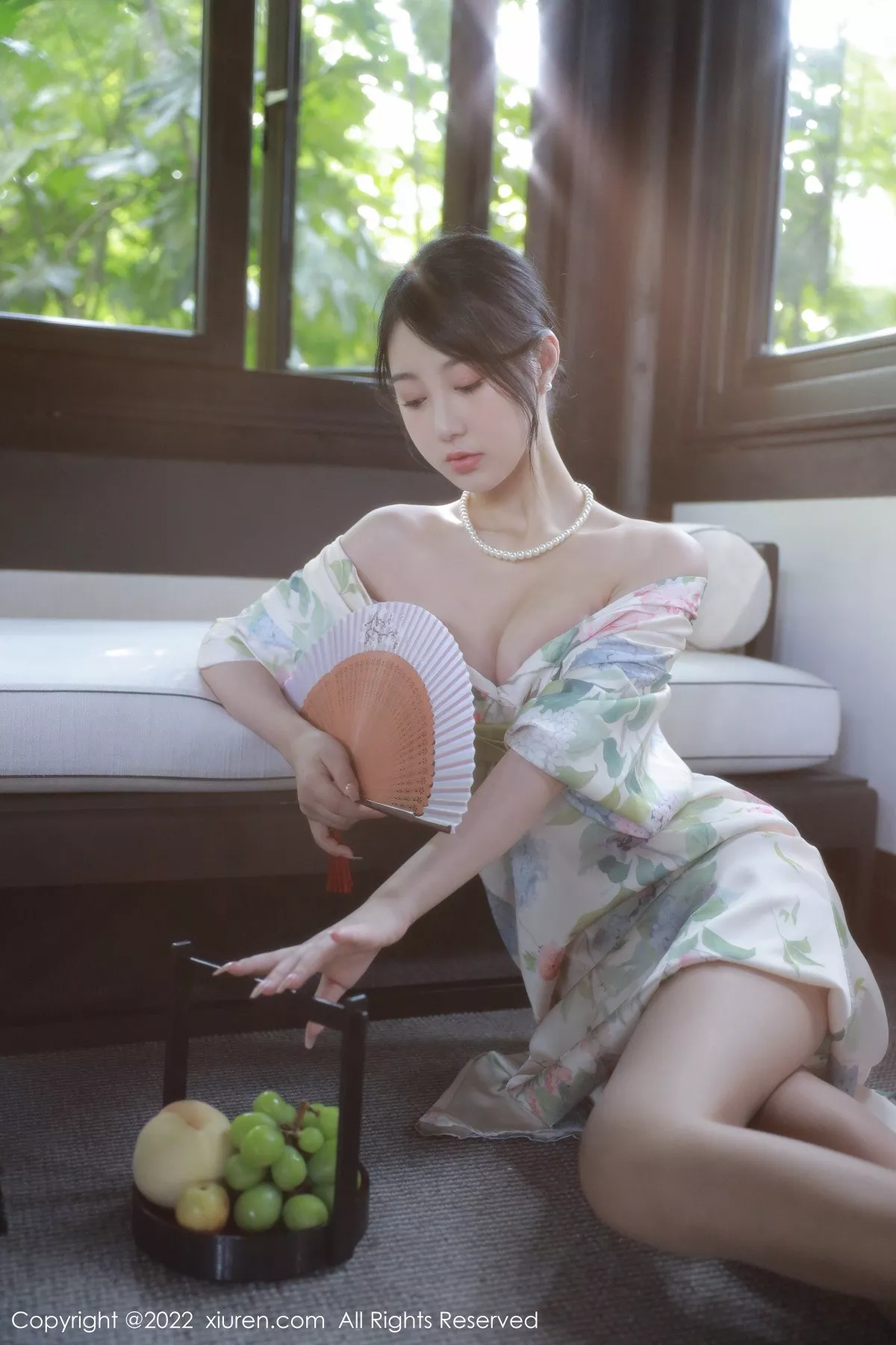 XiuRen第5514期_模特谢晚晚性感白色带花纹长裙配原色丝袜秀完美身材诱惑写真111P