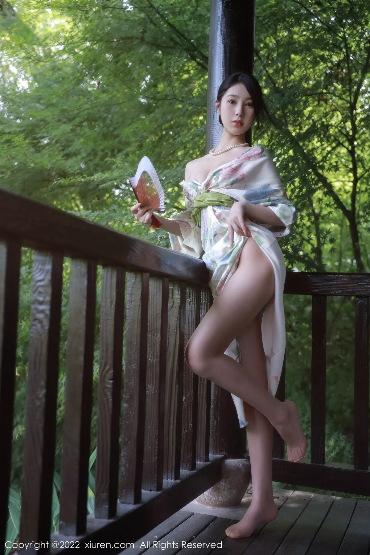 XiuRen第5514期_模特谢晚晚性感白色带花纹长裙配原色丝袜秀完美身材诱惑写真111P