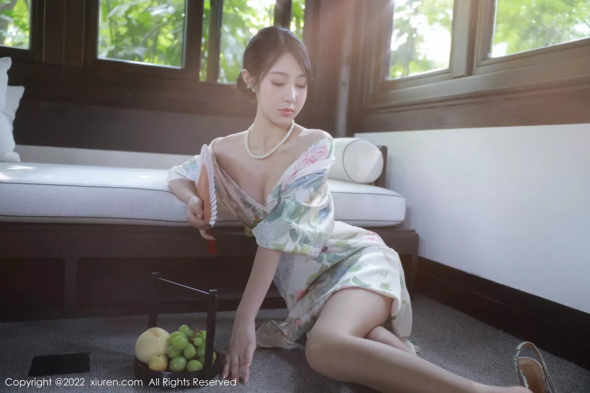 XiuRen第5514期_模特谢晚晚性感白色带花纹长裙配原色丝袜秀完美身材诱惑写真111P