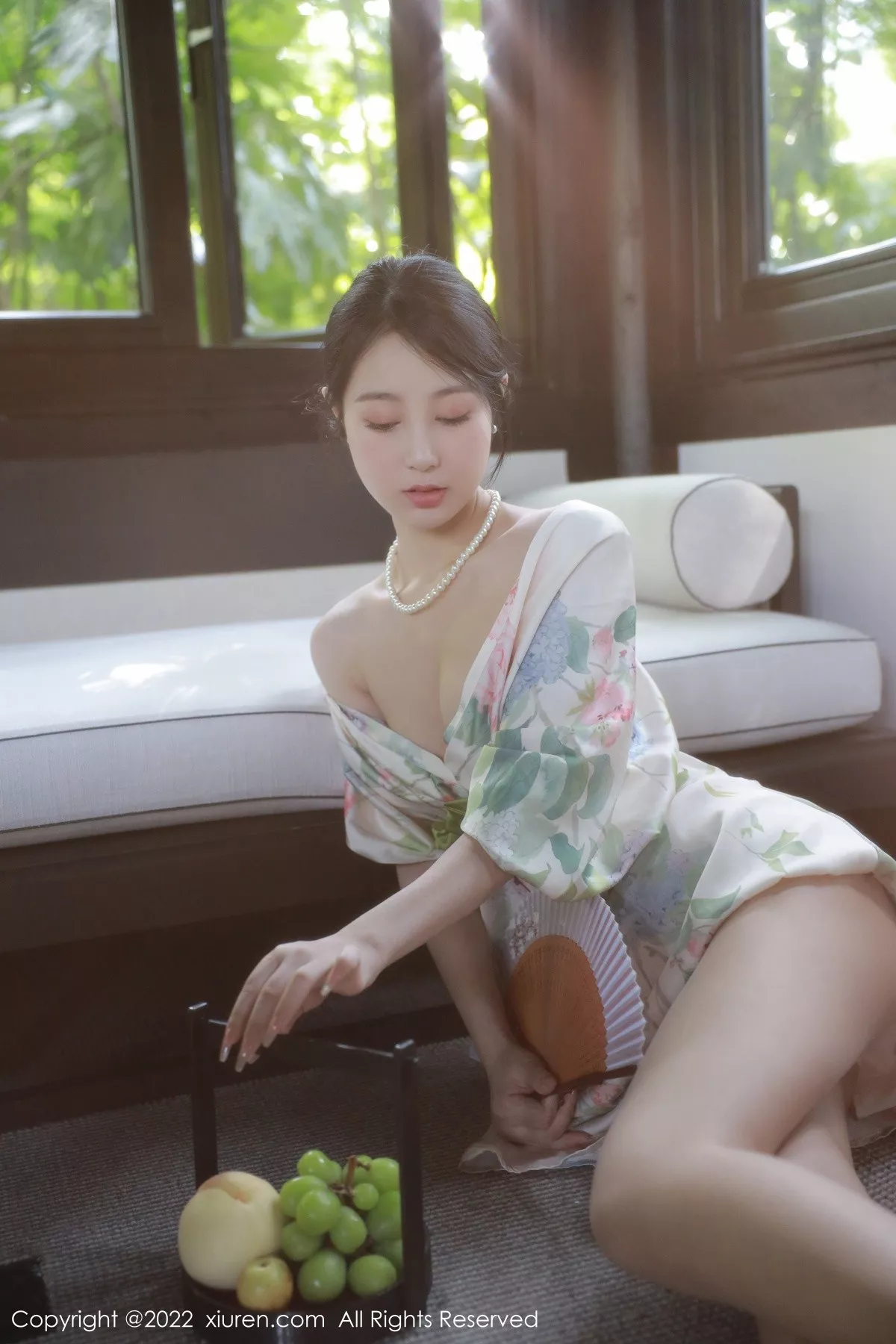 XiuRen第5514期_模特谢晚晚性感白色带花纹长裙配原色丝袜秀完美身材诱惑写真111P