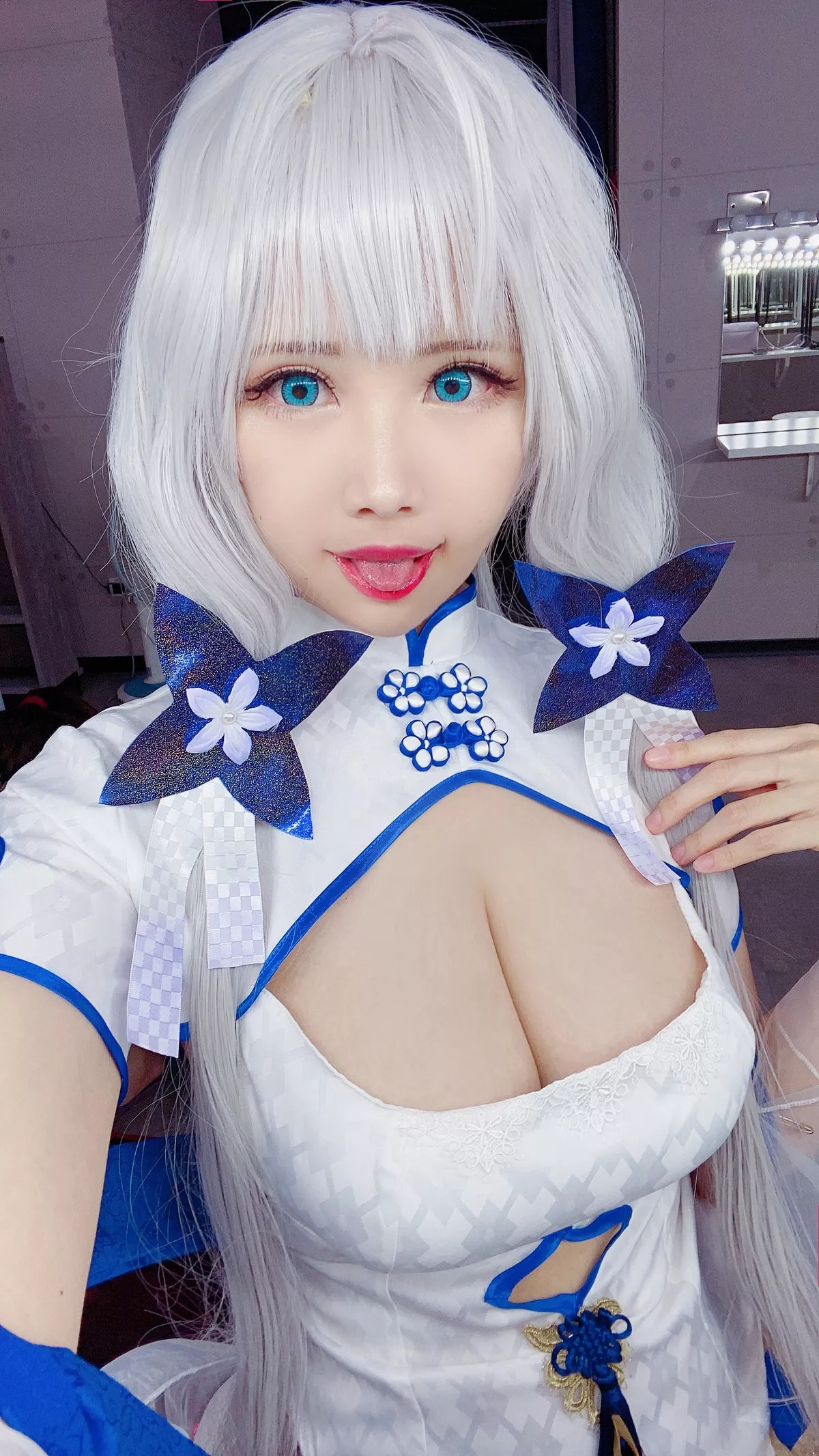 Coser美女萱-KaYa阿兹雷恩伊拉斯特里亚斯主题白色蕾丝内衣秀惹火身材诱惑写真70P