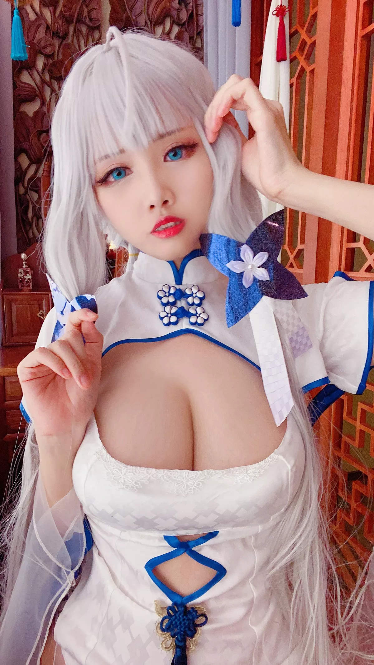Coser美女萱-KaYa阿兹雷恩伊拉斯特里亚斯主题白色蕾丝内衣秀惹火身材诱惑写真70P