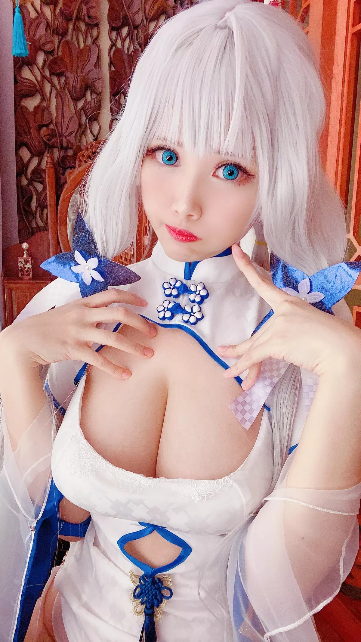 Coser美女萱-KaYa阿兹雷恩伊拉斯特里亚斯主题白色蕾丝内衣秀惹火身材诱惑写真70P