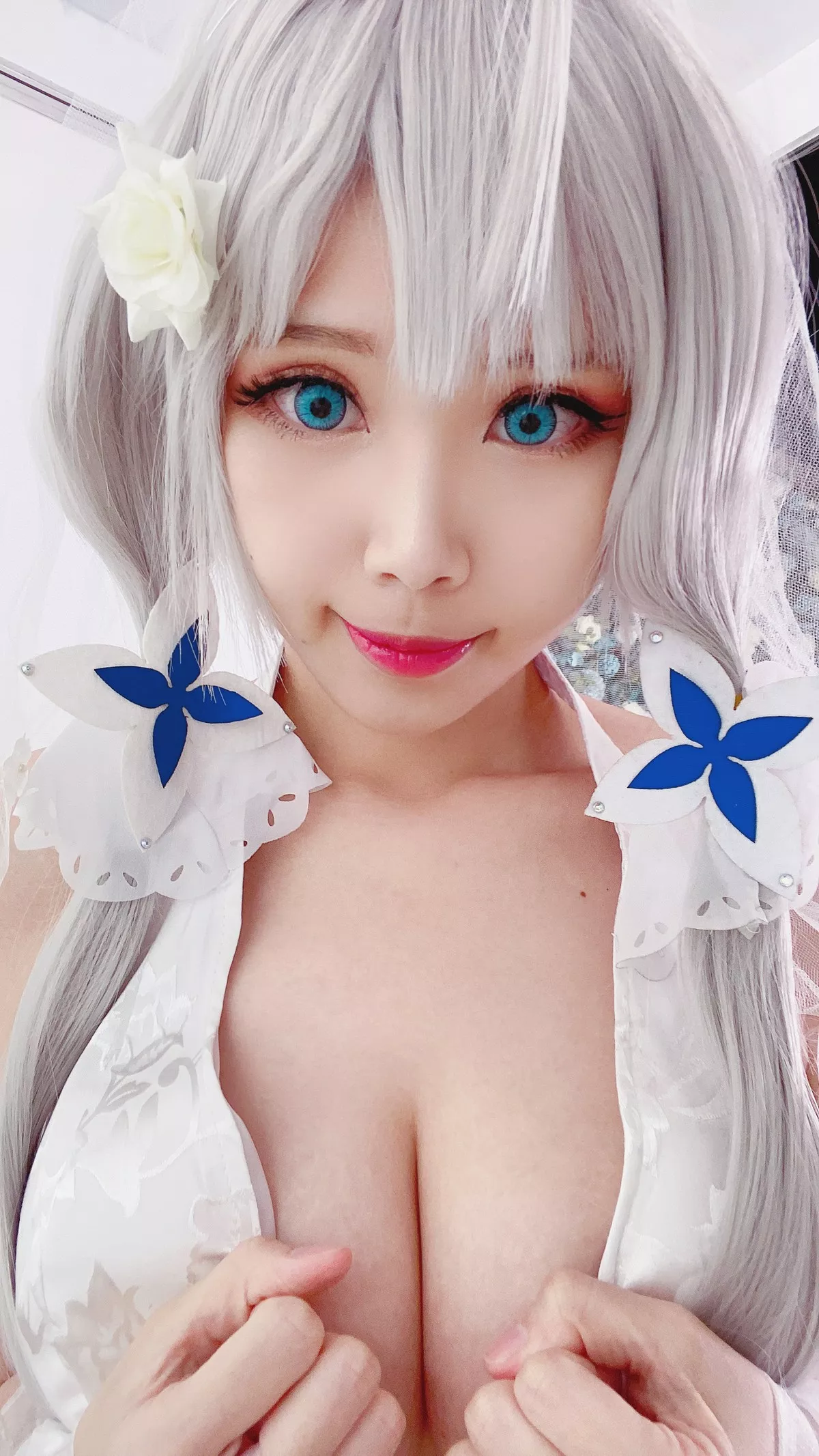 Coser美女萱-KaYa阿兹雷恩伊拉斯特里亚斯主题白色蕾丝内衣秀惹火身材诱惑写真70P