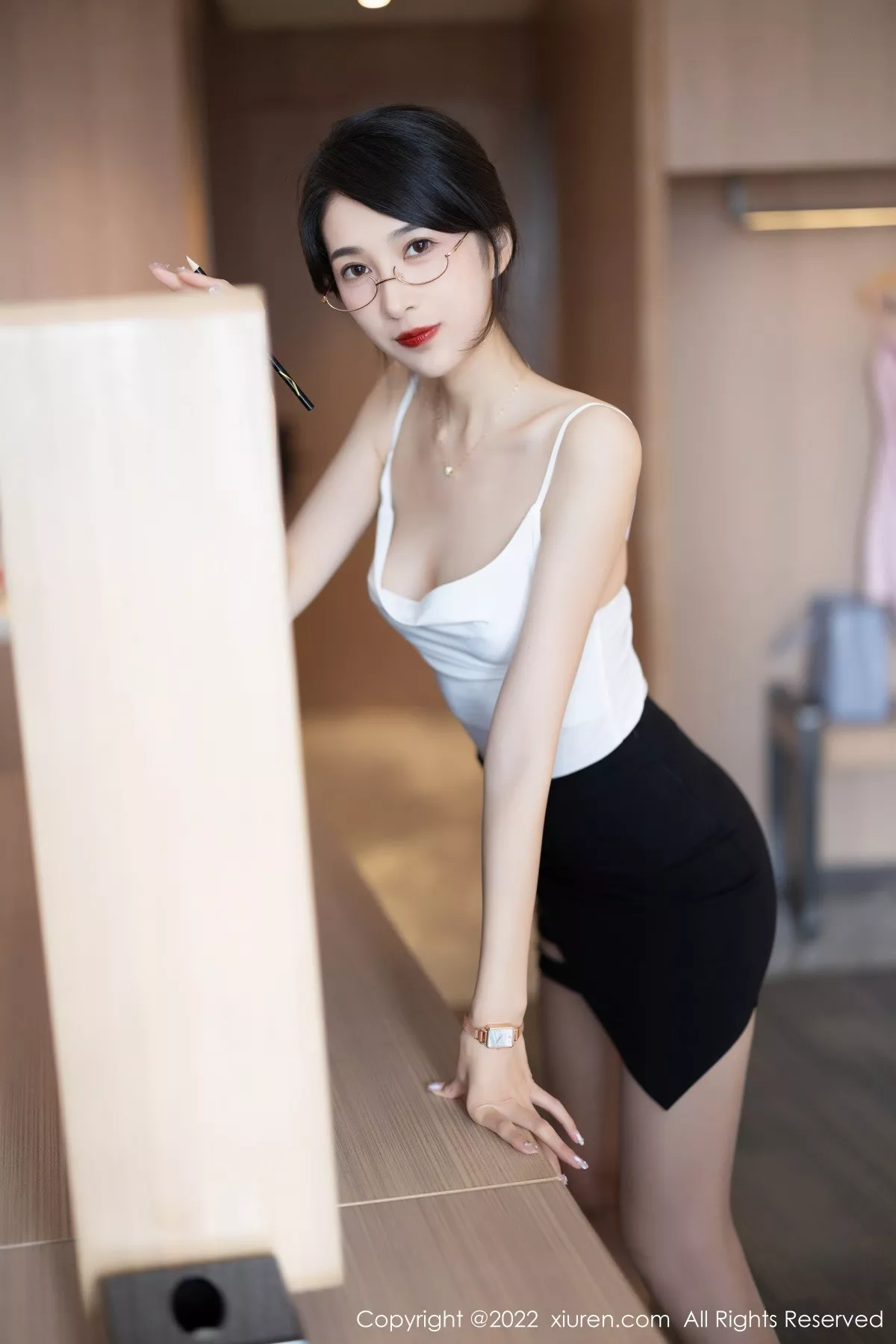 XiuRen第5656期_模特林乐一白色吊带衣配黑短裙露开档灰丝秀曼妙身姿诱惑写真90P