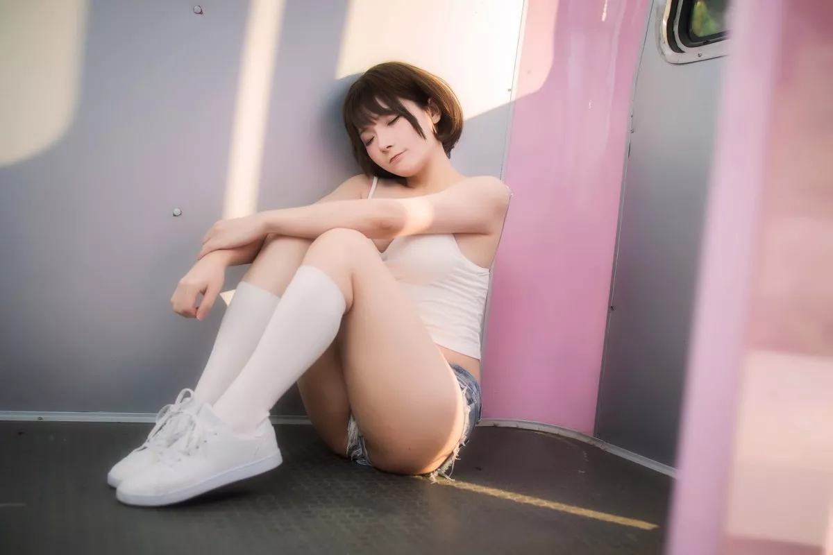 网络美女是三不是世w日常妹妹主题户外性感白色低胸吊带配蕾丝内裤诱惑写真31P