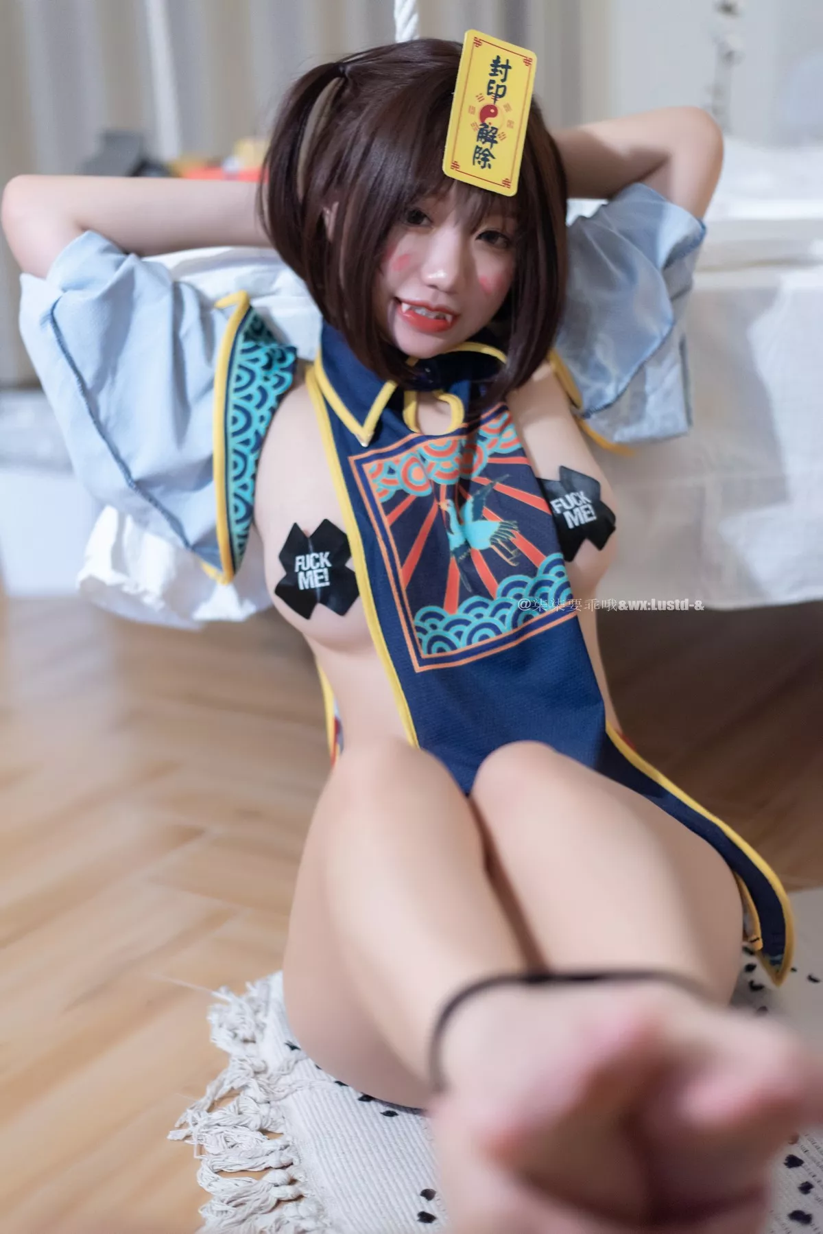 动漫博主柒柒要乖哦小僵尸主题私房性感真空服饰半撩露豪乳胶带遮点诱惑写真45P