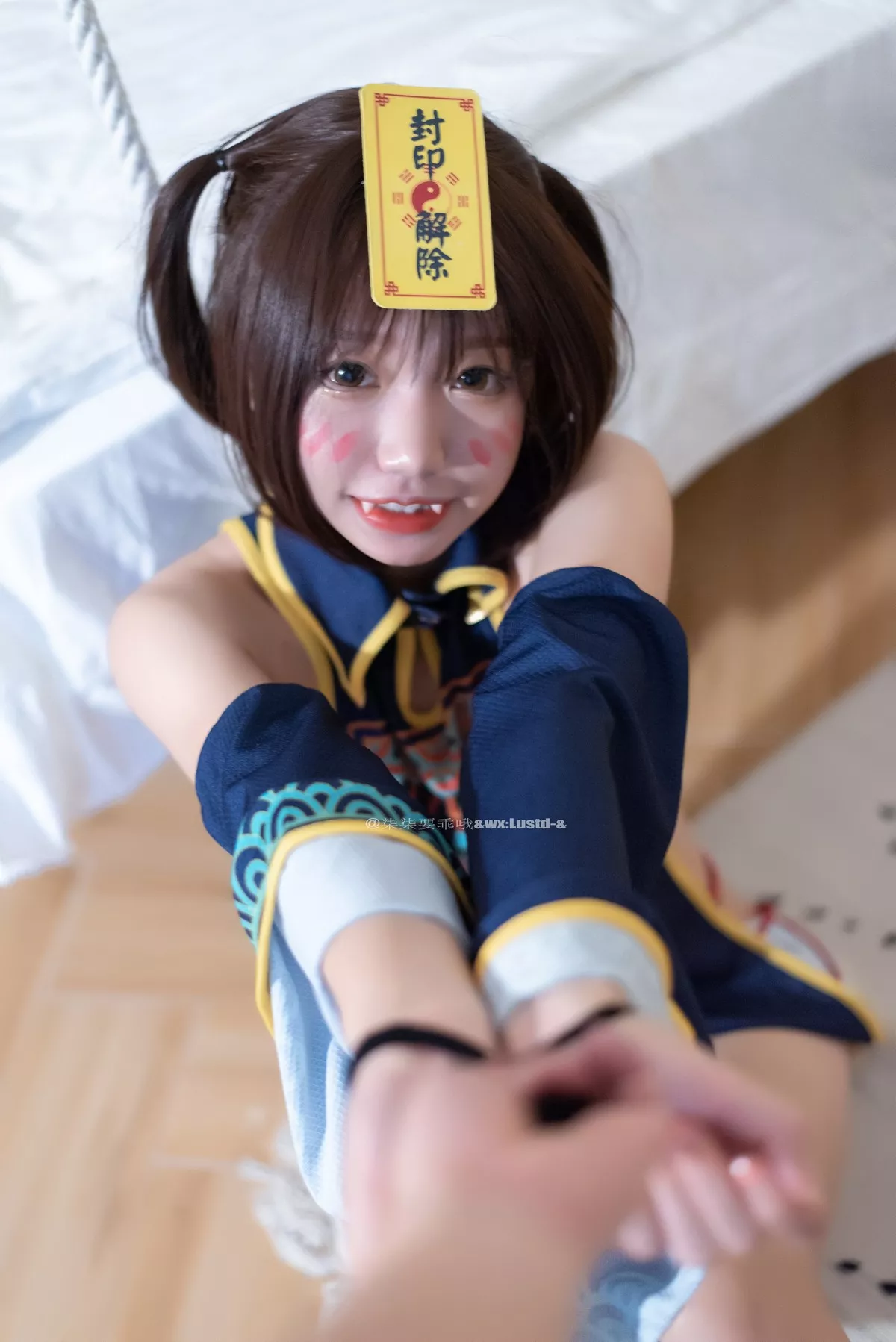 动漫博主柒柒要乖哦小僵尸主题私房性感真空服饰半撩露豪乳胶带遮点诱惑写真45P
