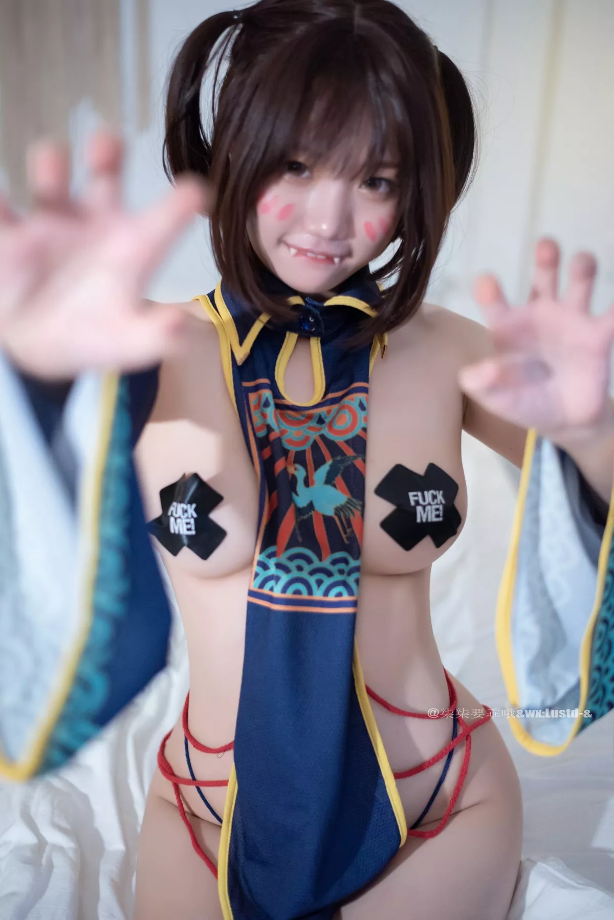 动漫博主柒柒要乖哦小僵尸主题私房性感真空服饰半撩露豪乳胶带遮点诱惑写真45P