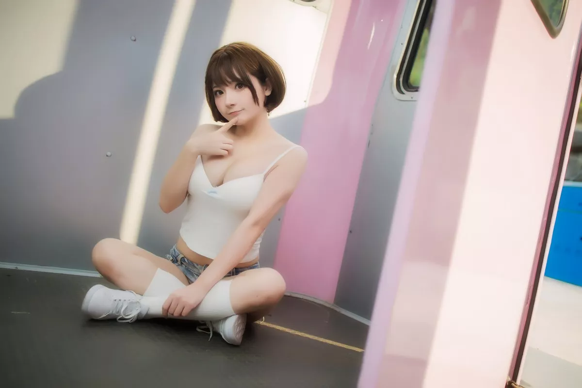 网络美女是三不是世w日常妹妹主题户外性感白色低胸吊带配蕾丝内裤诱惑写真31P