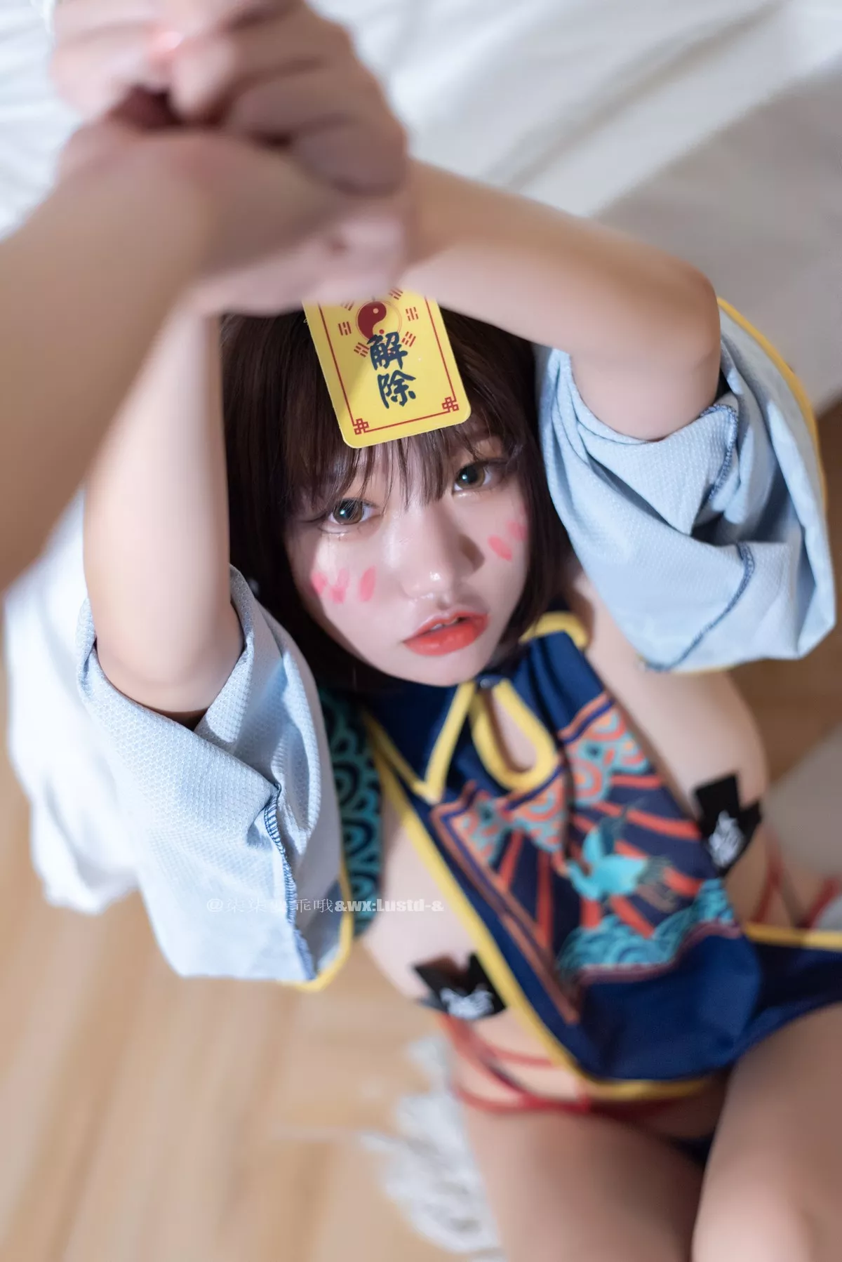 动漫博主柒柒要乖哦小僵尸主题私房性感真空服饰半撩露豪乳胶带遮点诱惑写真45P