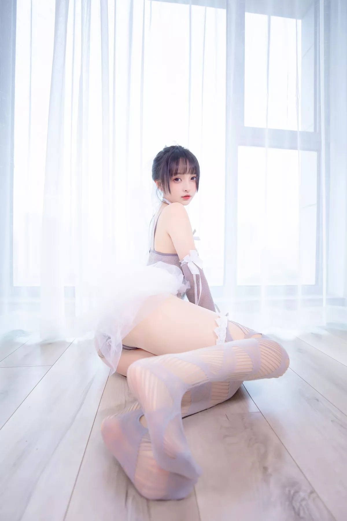 萝莉美女神楽板真冬意乱情迷主题性感灰色薄透连体内衣配超薄肉丝完美诱惑写真75P