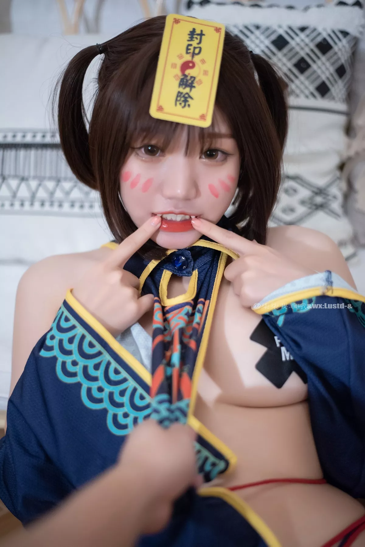 动漫博主柒柒要乖哦小僵尸主题私房性感真空服饰半撩露豪乳胶带遮点诱惑写真45P