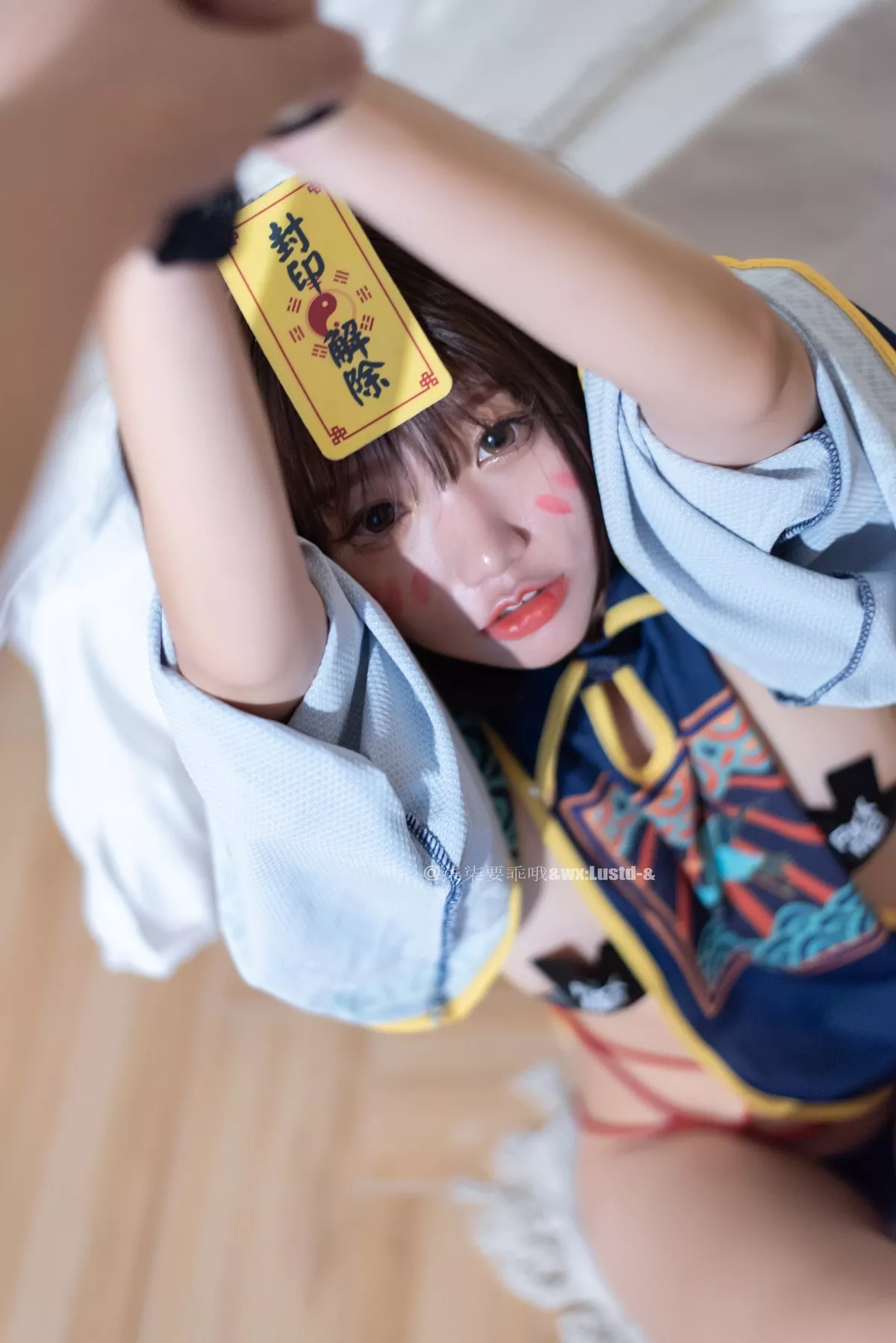 动漫博主柒柒要乖哦小僵尸主题私房性感真空服饰半撩露豪乳胶带遮点诱惑写真45P