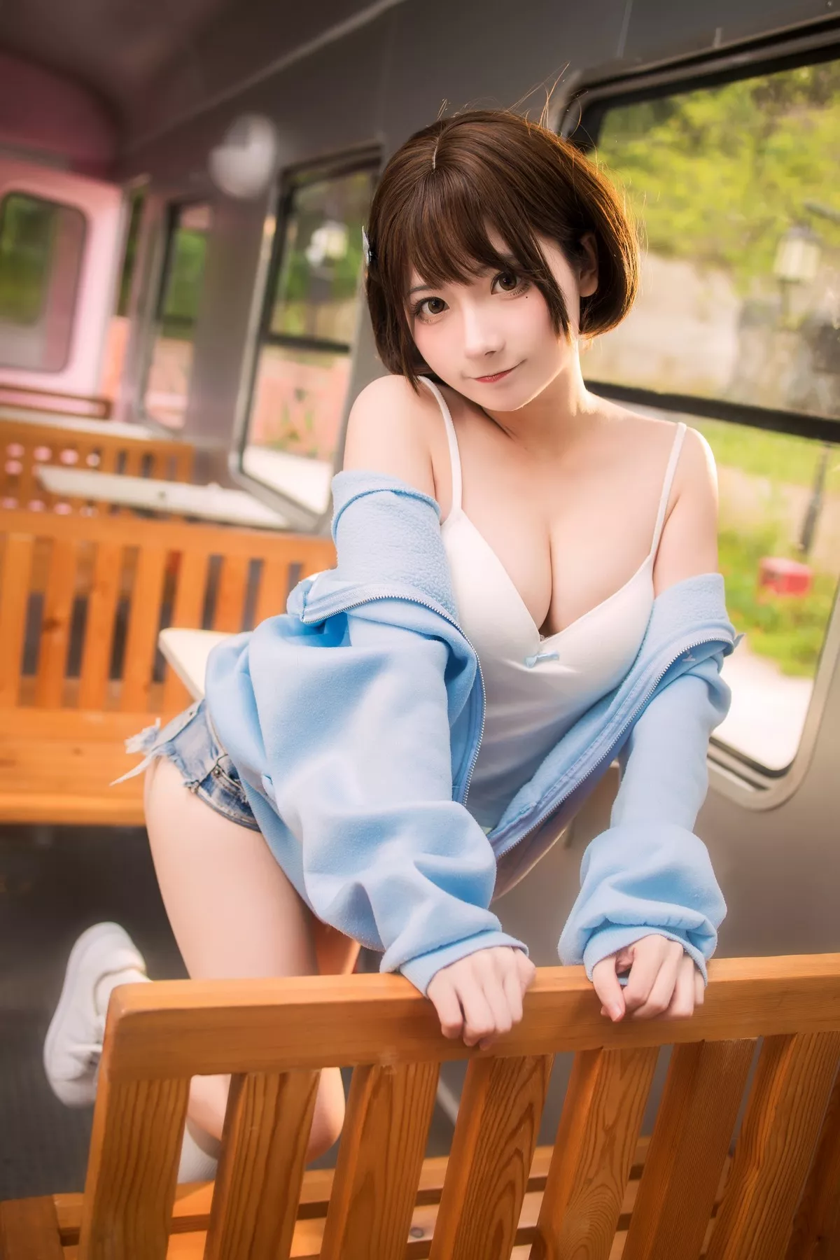 网络美女是三不是世w日常妹妹主题户外性感白色低胸吊带配蕾丝内裤诱惑写真31P