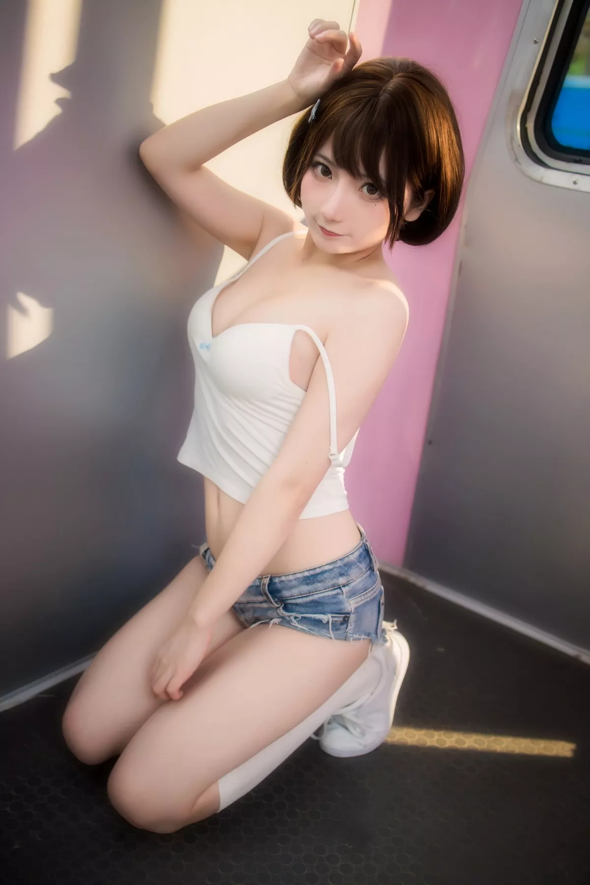 网络美女是三不是世w日常妹妹主题户外性感白色低胸吊带配蕾丝内裤诱惑写真31P