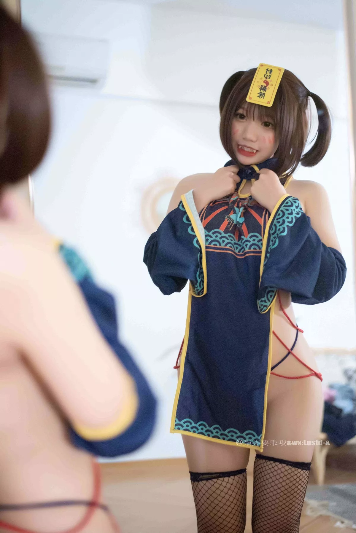 动漫博主柒柒要乖哦小僵尸主题私房性感真空服饰半撩露豪乳胶带遮点诱惑写真45P