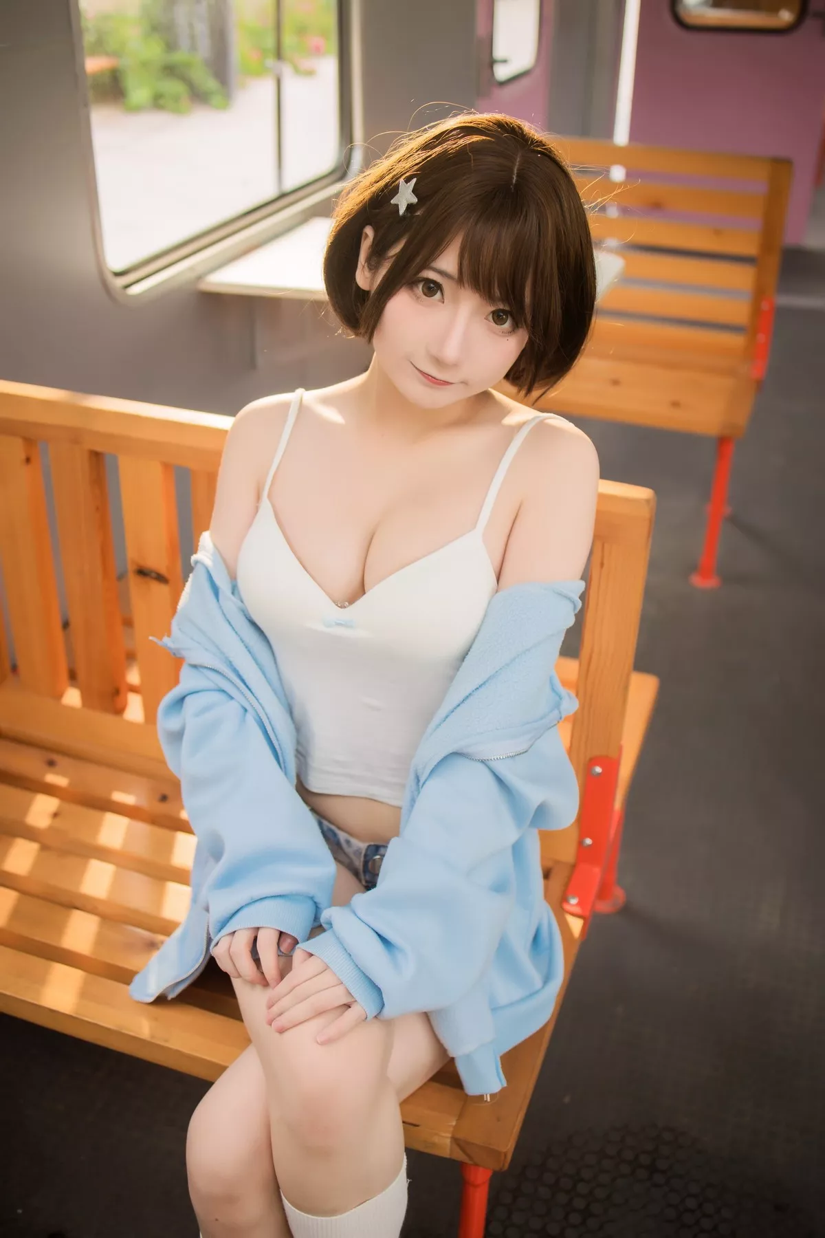 网络美女是三不是世w日常妹妹主题户外性感白色低胸吊带配蕾丝内裤诱惑写真31P