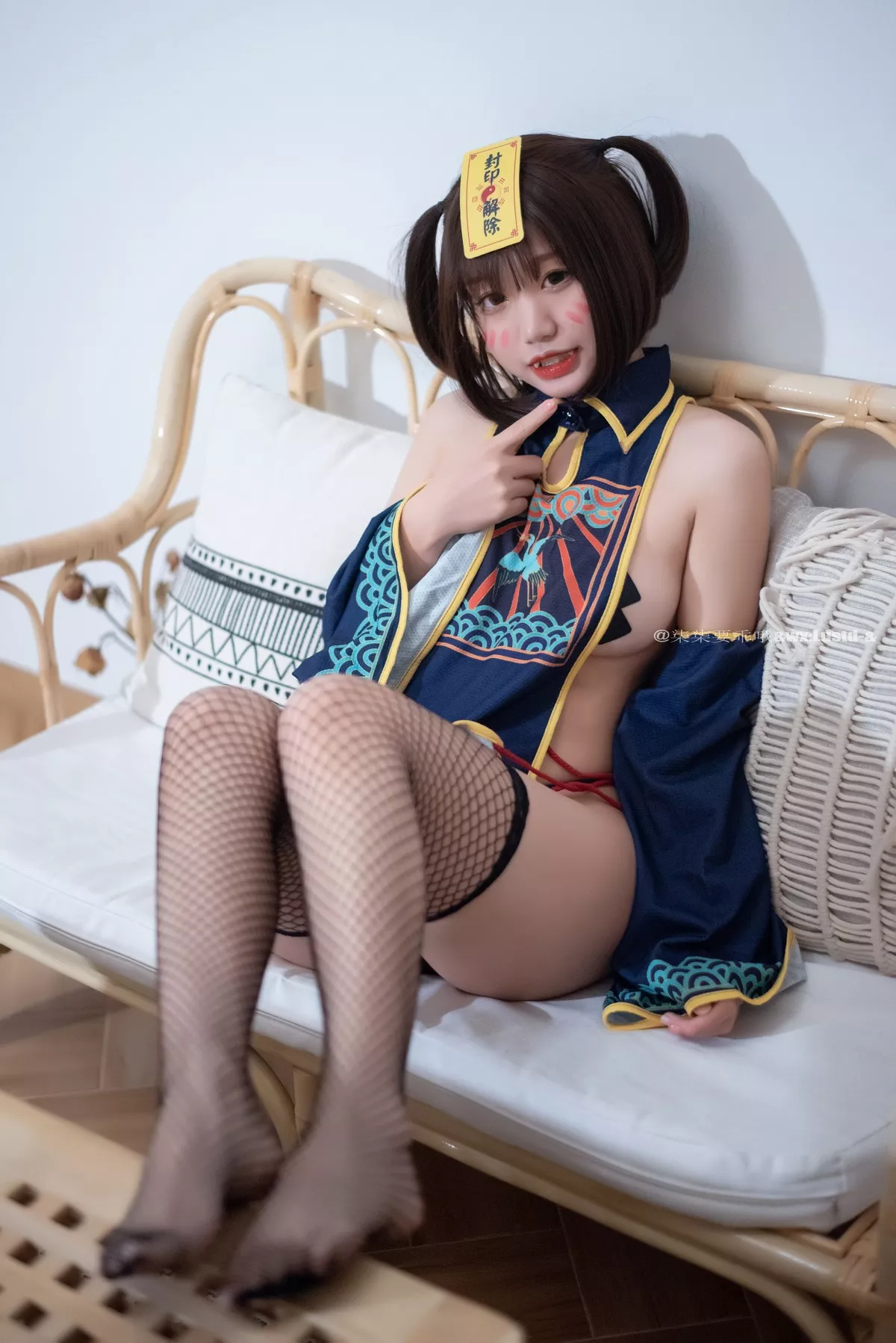 动漫博主柒柒要乖哦小僵尸主题私房性感真空服饰半撩露豪乳胶带遮点诱惑写真45P