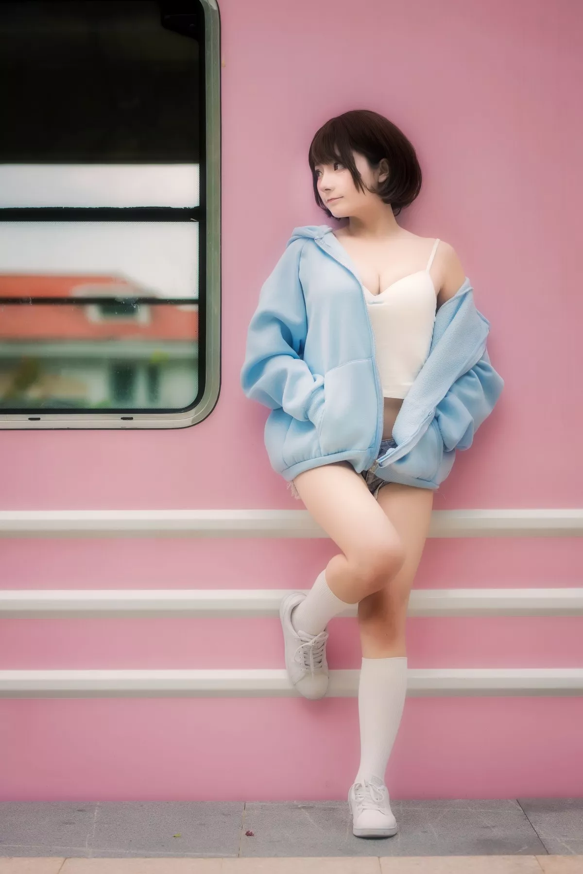 网络美女是三不是世w日常妹妹主题户外性感白色低胸吊带配蕾丝内裤诱惑写真31P