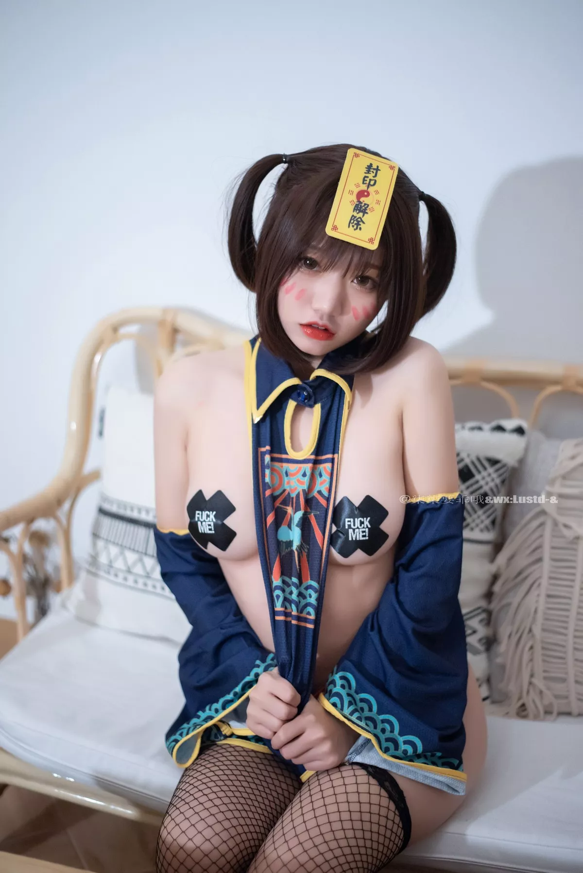 动漫博主柒柒要乖哦小僵尸主题私房性感真空服饰半撩露豪乳胶带遮点诱惑写真45P