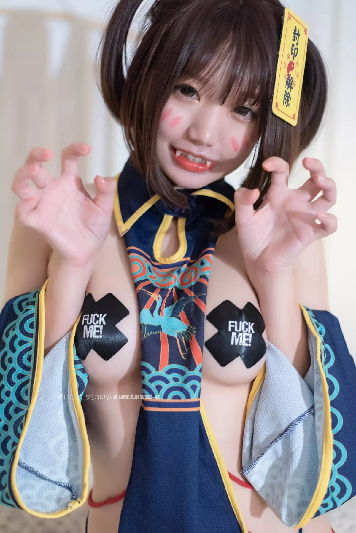 动漫博主柒柒要乖哦小僵尸主题私房性感真空服饰半撩露豪乳胶带遮点诱惑写真45P