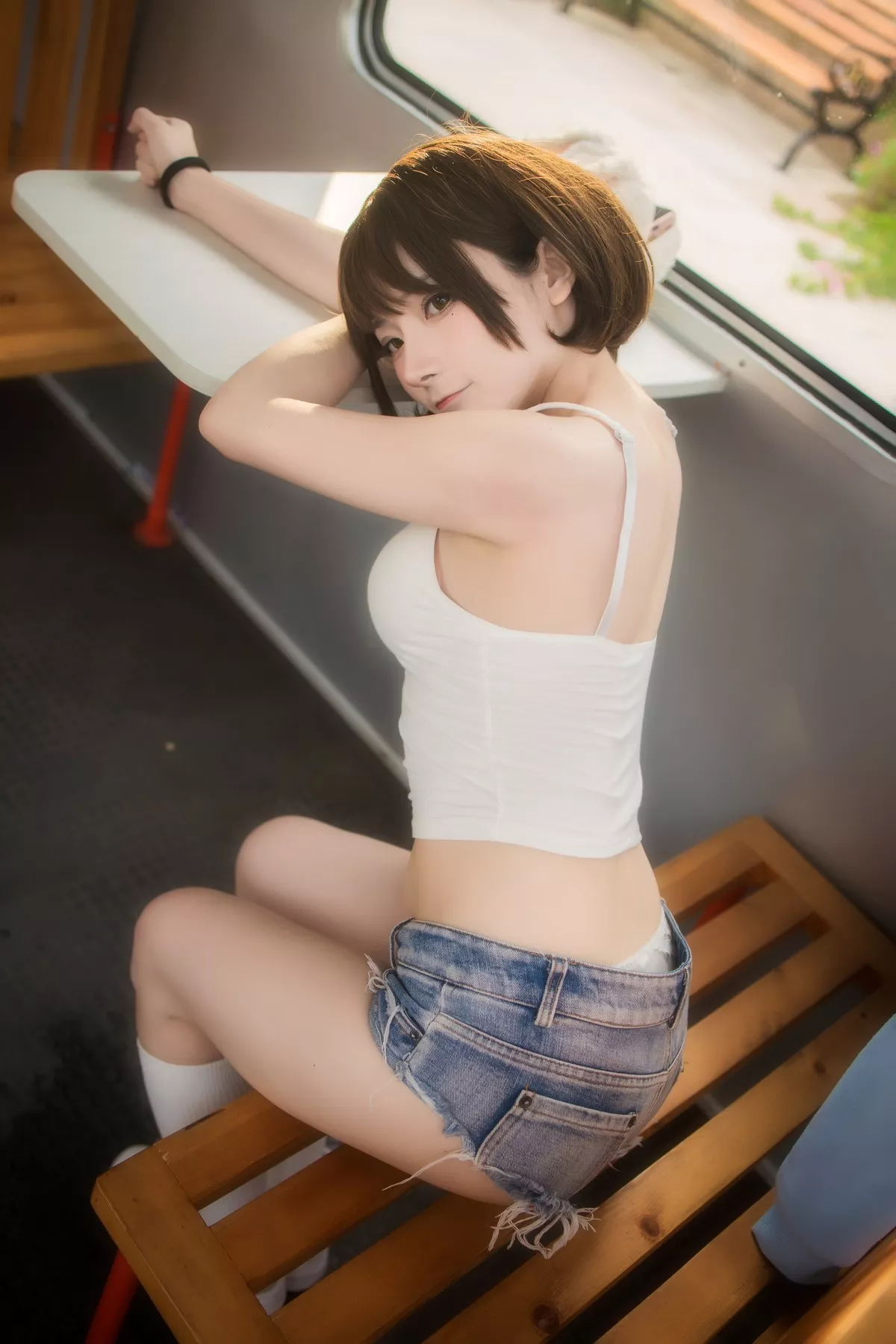 网络美女是三不是世w日常妹妹主题户外性感白色低胸吊带配蕾丝内裤诱惑写真31P