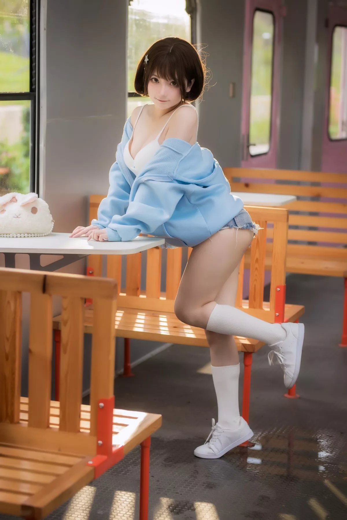 网络美女是三不是世w日常妹妹主题户外性感白色低胸吊带配蕾丝内裤诱惑写真31P