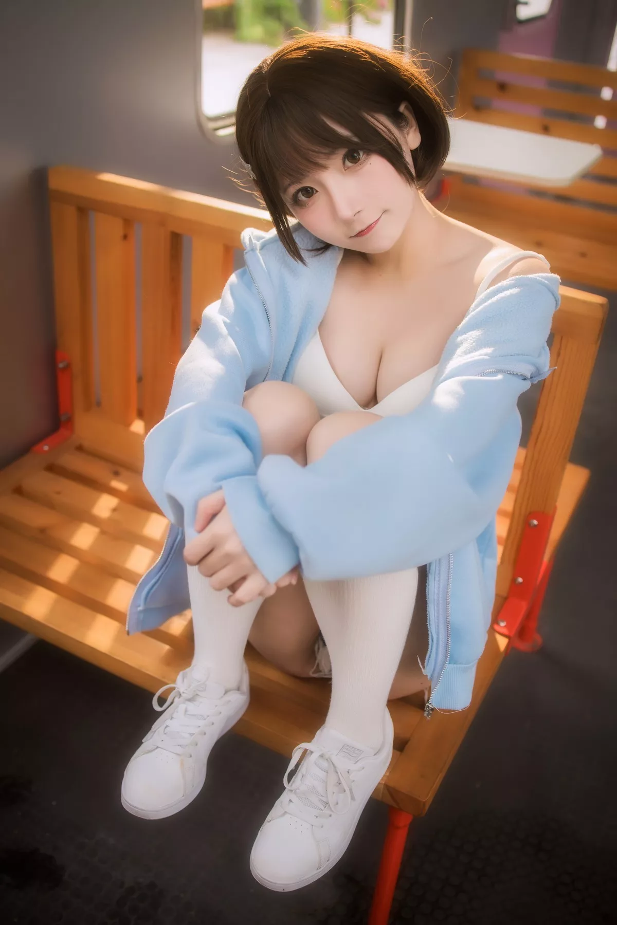 网络美女是三不是世w日常妹妹主题户外性感白色低胸吊带配蕾丝内裤诱惑写真31P