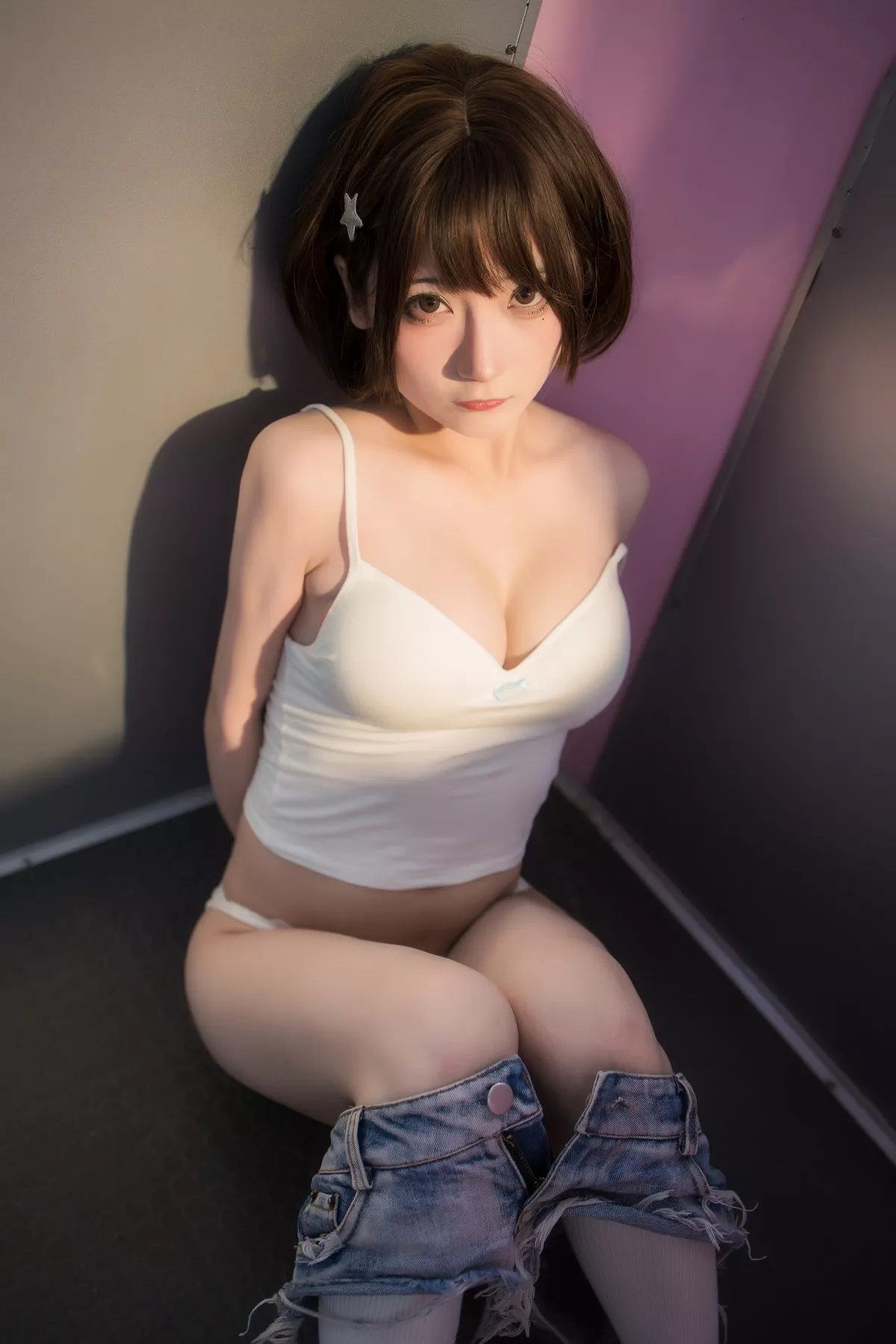 网络美女是三不是世w日常妹妹主题户外性感白色低胸吊带配蕾丝内裤诱惑写真31P
