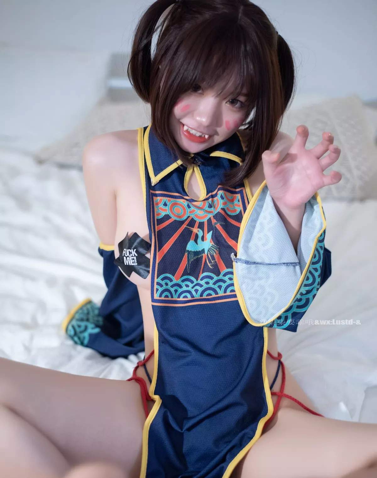 动漫博主柒柒要乖哦小僵尸主题私房性感真空服饰半撩露豪乳胶带遮点诱惑写真45P