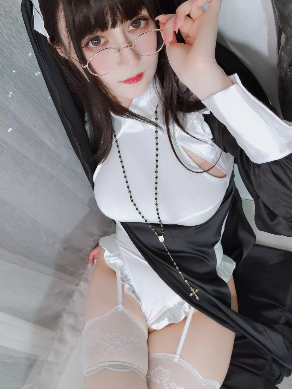 Coser小姐姐白银修女主题黑白修女服配蕾丝吊袜半脱露豪乳血滴子遮点诱惑写真143P