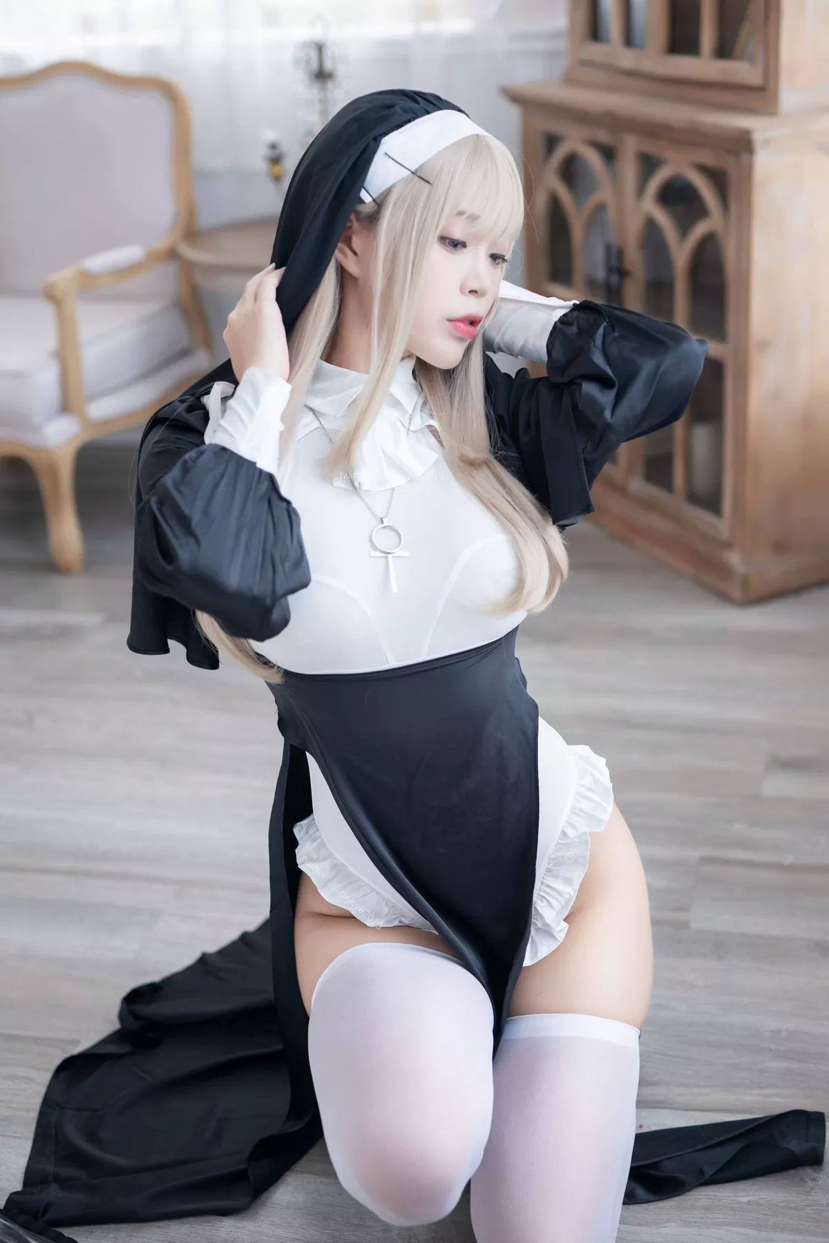 萌系小姐姐白烨禁x欲修女主题性感黑白服饰配白丝袜秀翘臀美腿撩人诱惑写真78P
