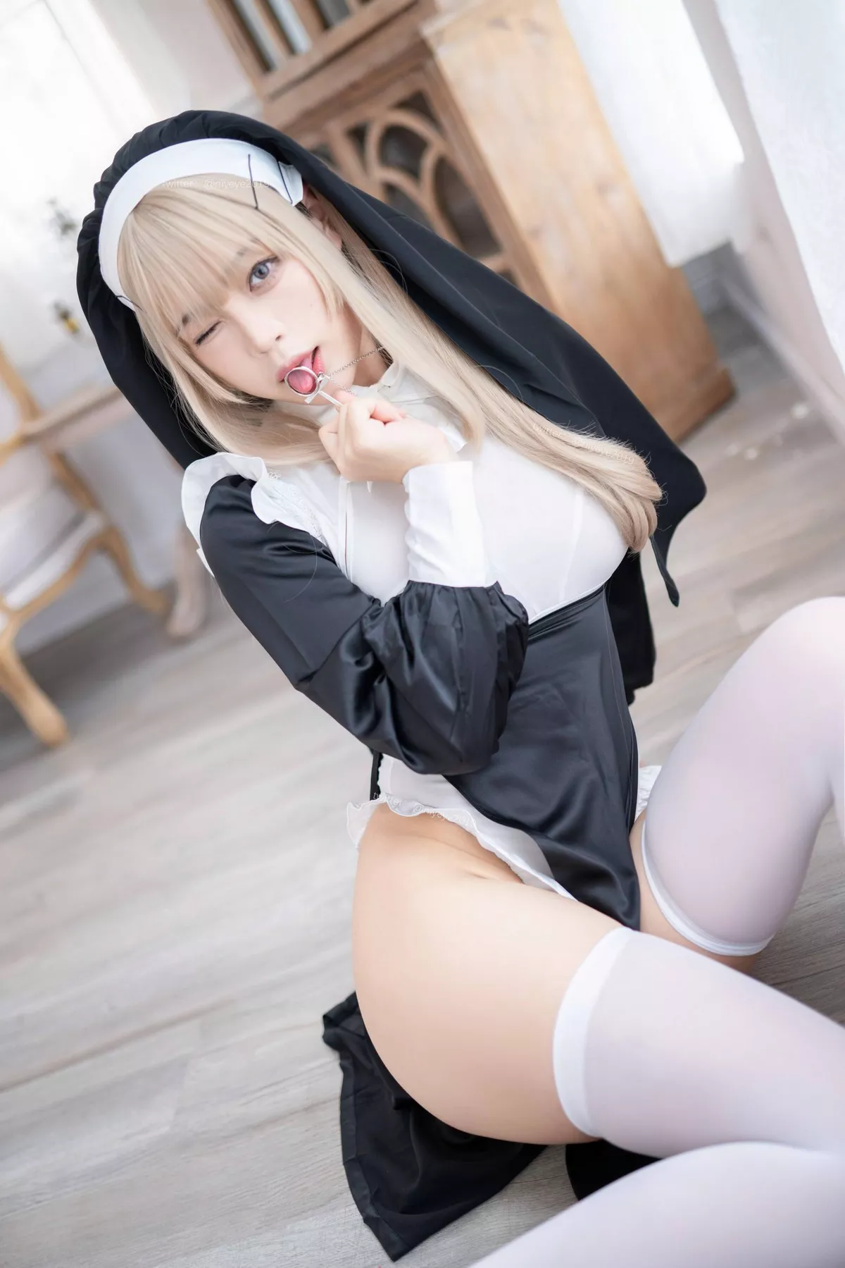 萌系小姐姐白烨禁x欲修女主题性感黑白服饰配白丝袜秀翘臀美腿撩人诱惑写真78P