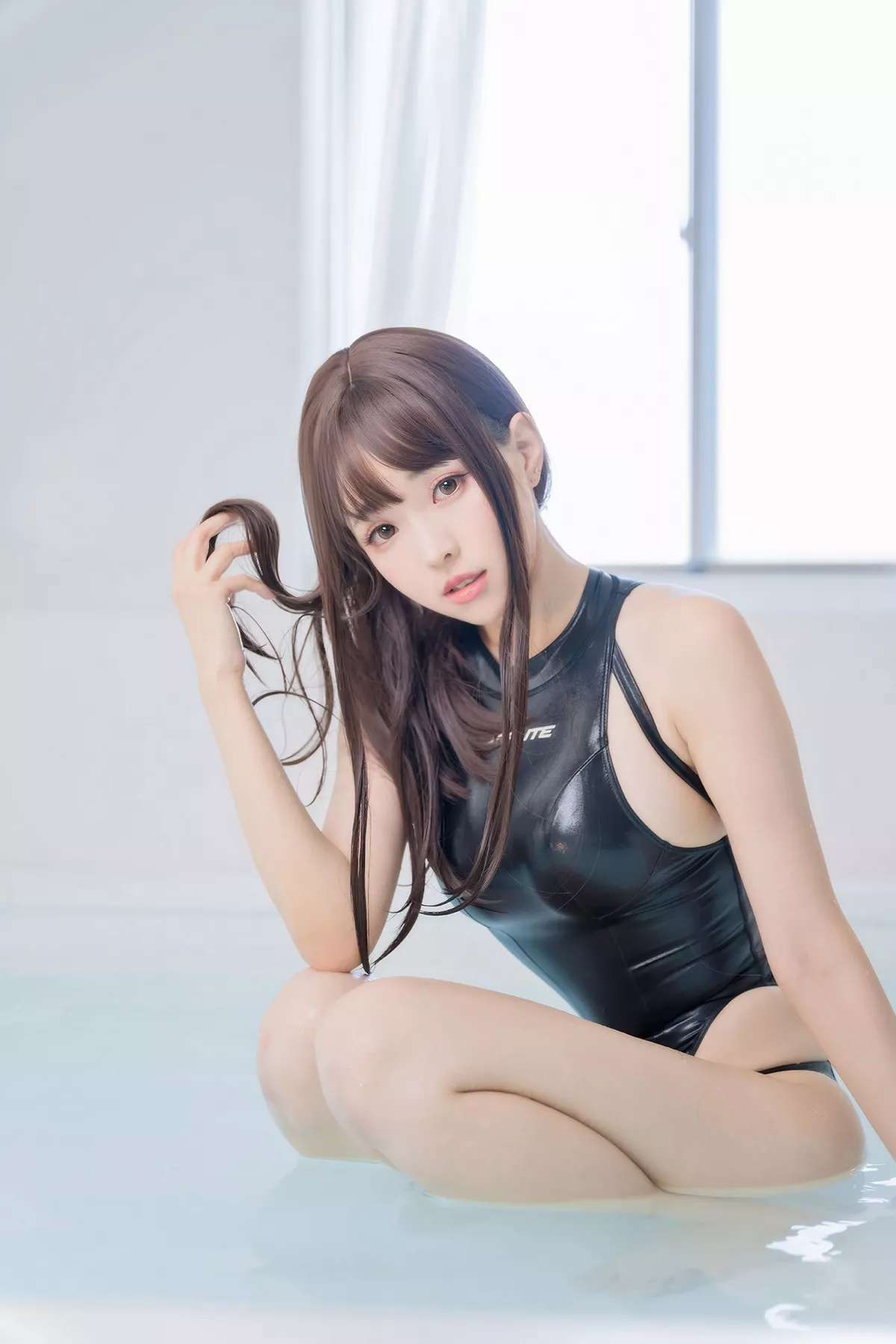 Coser妹子Ely_eee竞泳水手服主题泳池性感黑色连体泳衣湿身秀完美身材诱惑写真73P