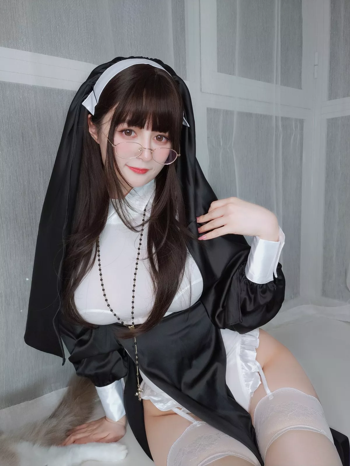 Coser小姐姐白银修女主题黑白修女服配蕾丝吊袜半脱露豪乳血滴子遮点诱惑写真143P