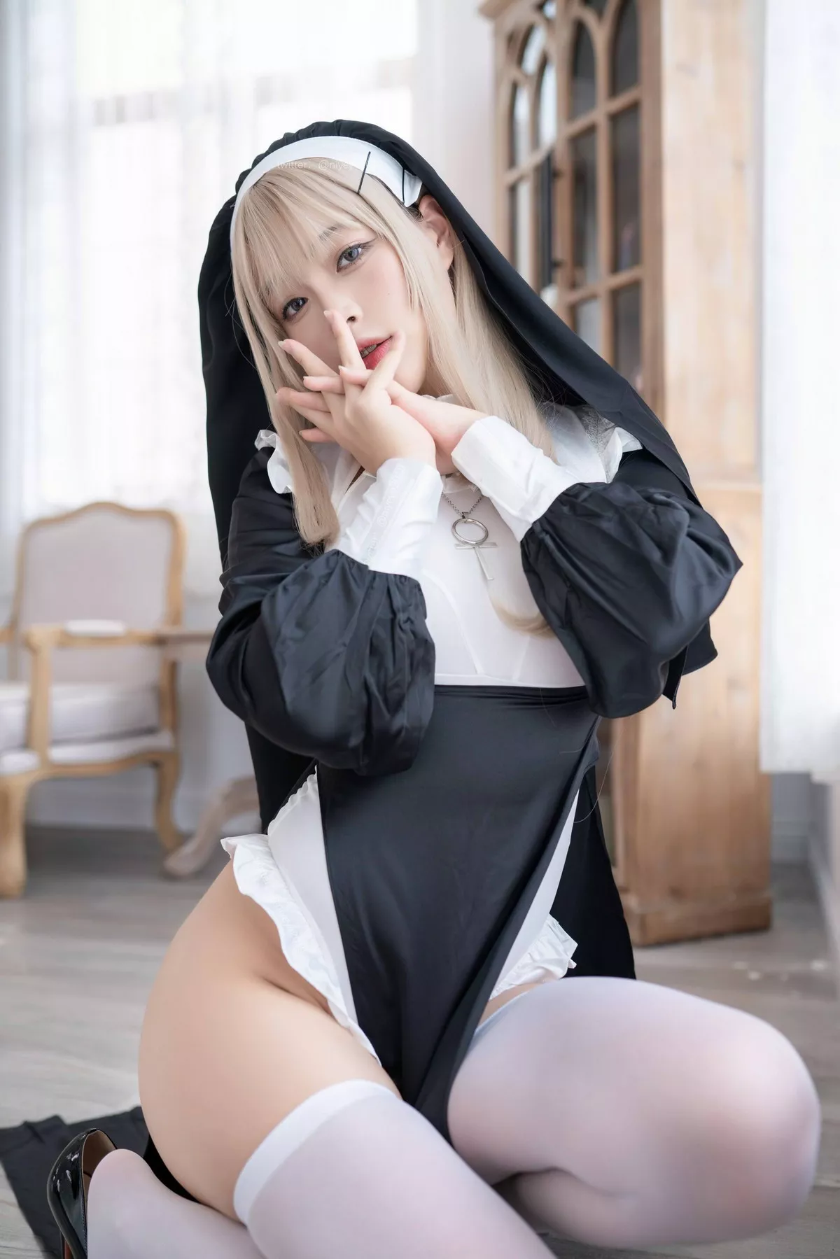 萌系小姐姐白烨禁x欲修女主题性感黑白服饰配白丝袜秀翘臀美腿撩人诱惑写真78P
