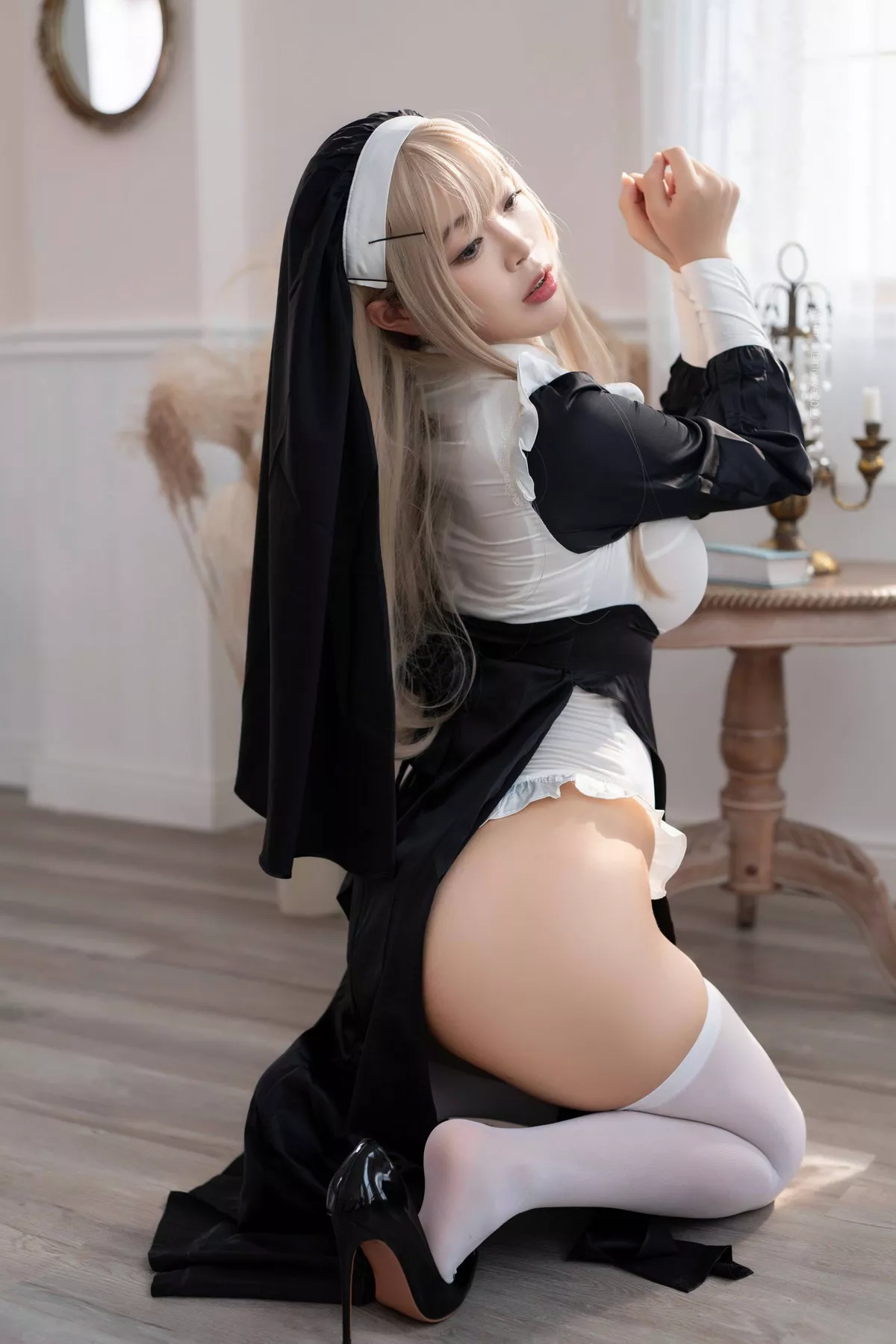 萌系小姐姐白烨禁x欲修女主题性感黑白服饰配白丝袜秀翘臀美腿撩人诱惑写真78P