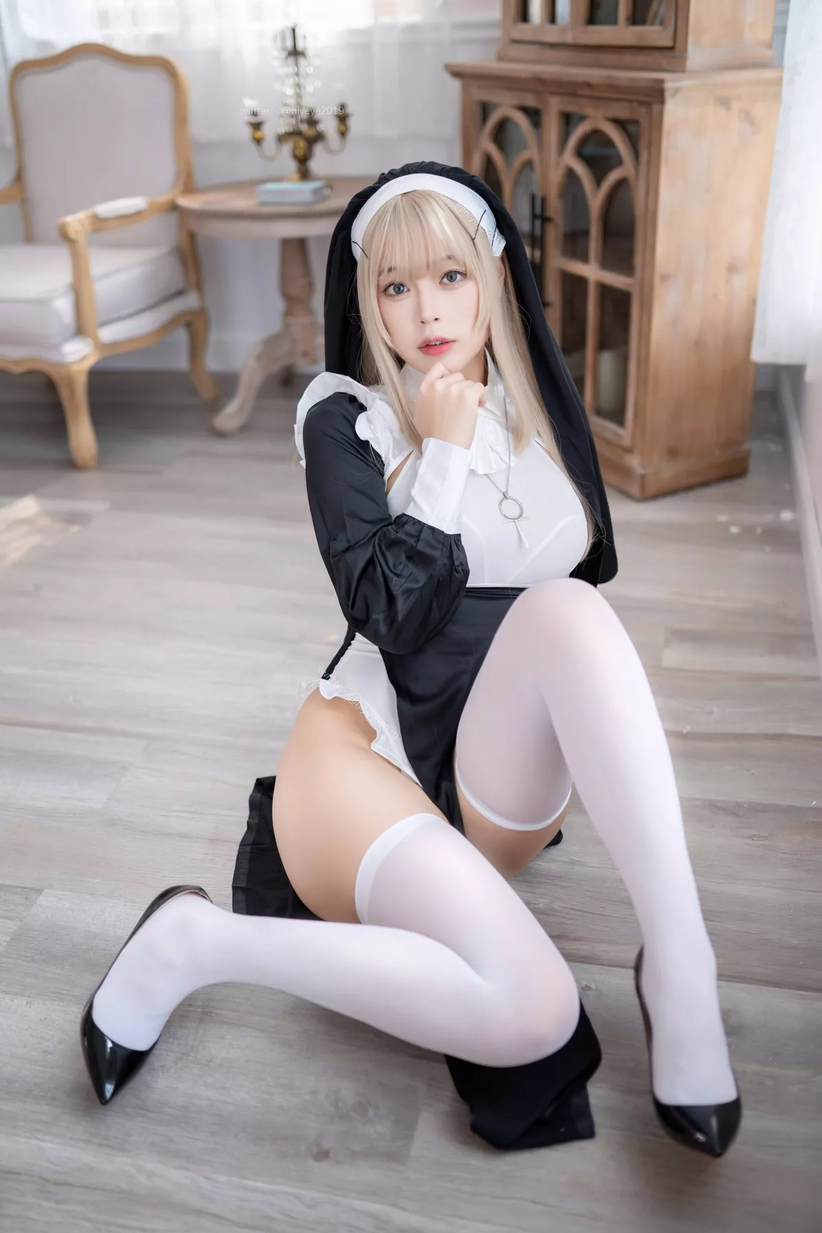 萌系小姐姐白烨禁x欲修女主题性感黑白服饰配白丝袜秀翘臀美腿撩人诱惑写真78P
