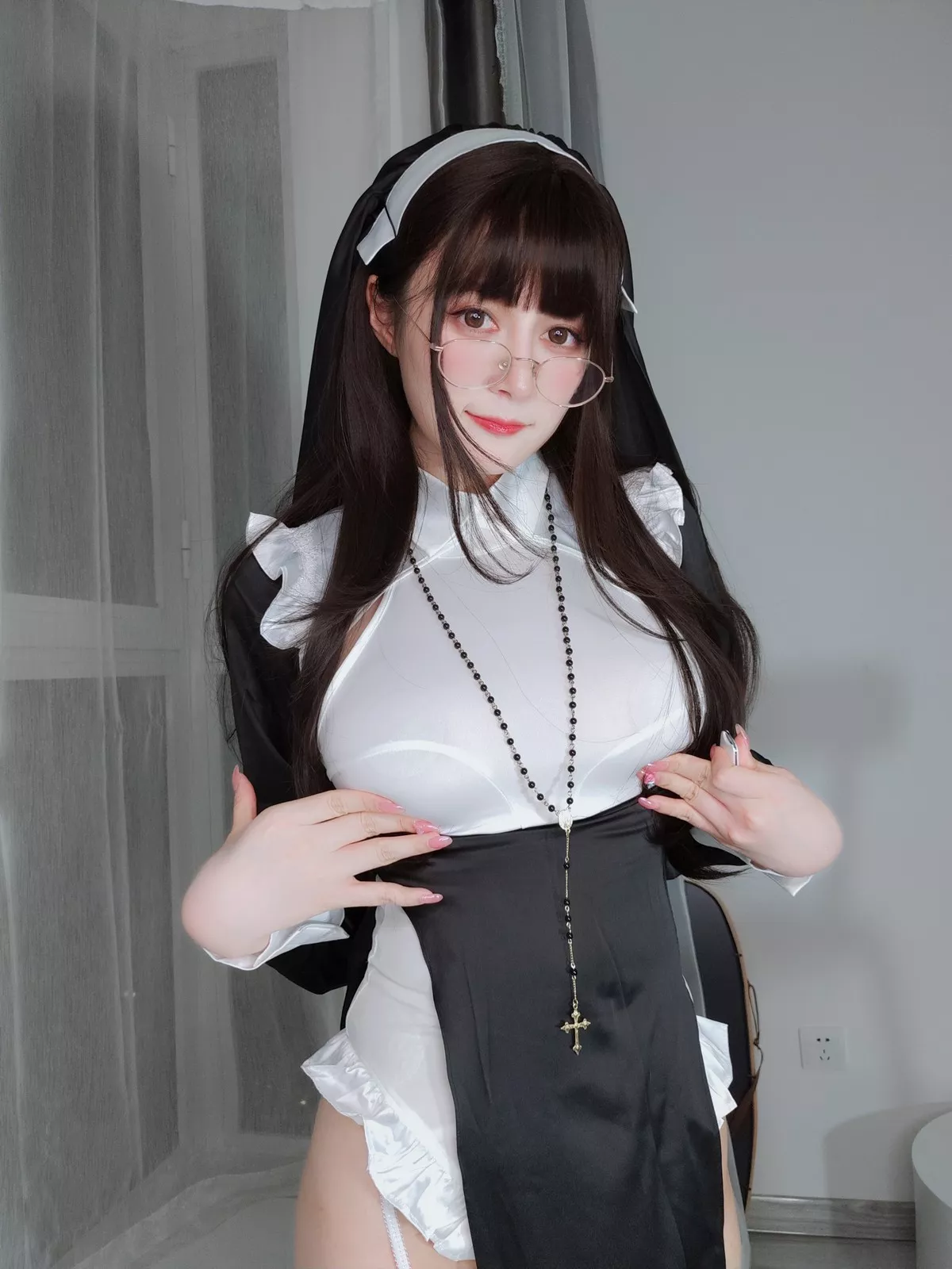 Coser小姐姐白银修女主题黑白修女服配蕾丝吊袜半脱露豪乳血滴子遮点诱惑写真143P