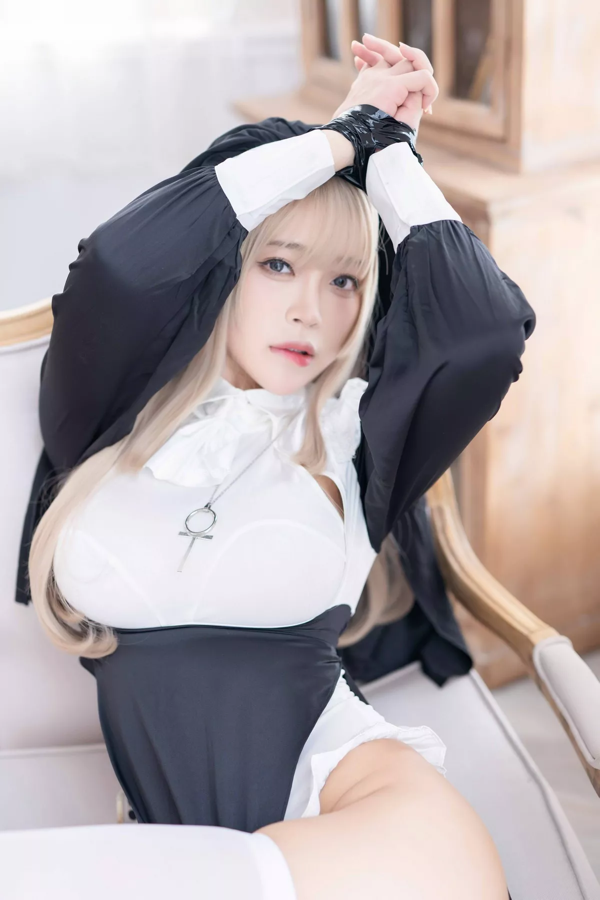 萌系小姐姐白烨禁x欲修女主题性感黑白服饰配白丝袜秀翘臀美腿撩人诱惑写真78P