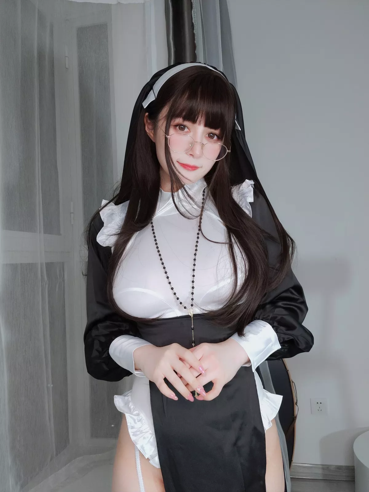 Coser小姐姐白银修女主题黑白修女服配蕾丝吊袜半脱露豪乳血滴子遮点诱惑写真143P