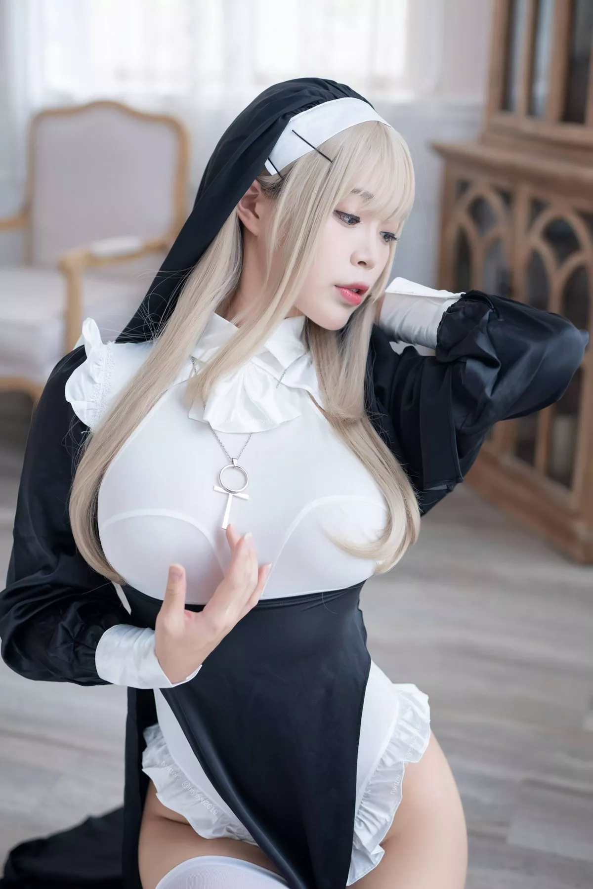 萌系小姐姐白烨禁x欲修女主题性感黑白服饰配白丝袜秀翘臀美腿撩人诱惑写真78P