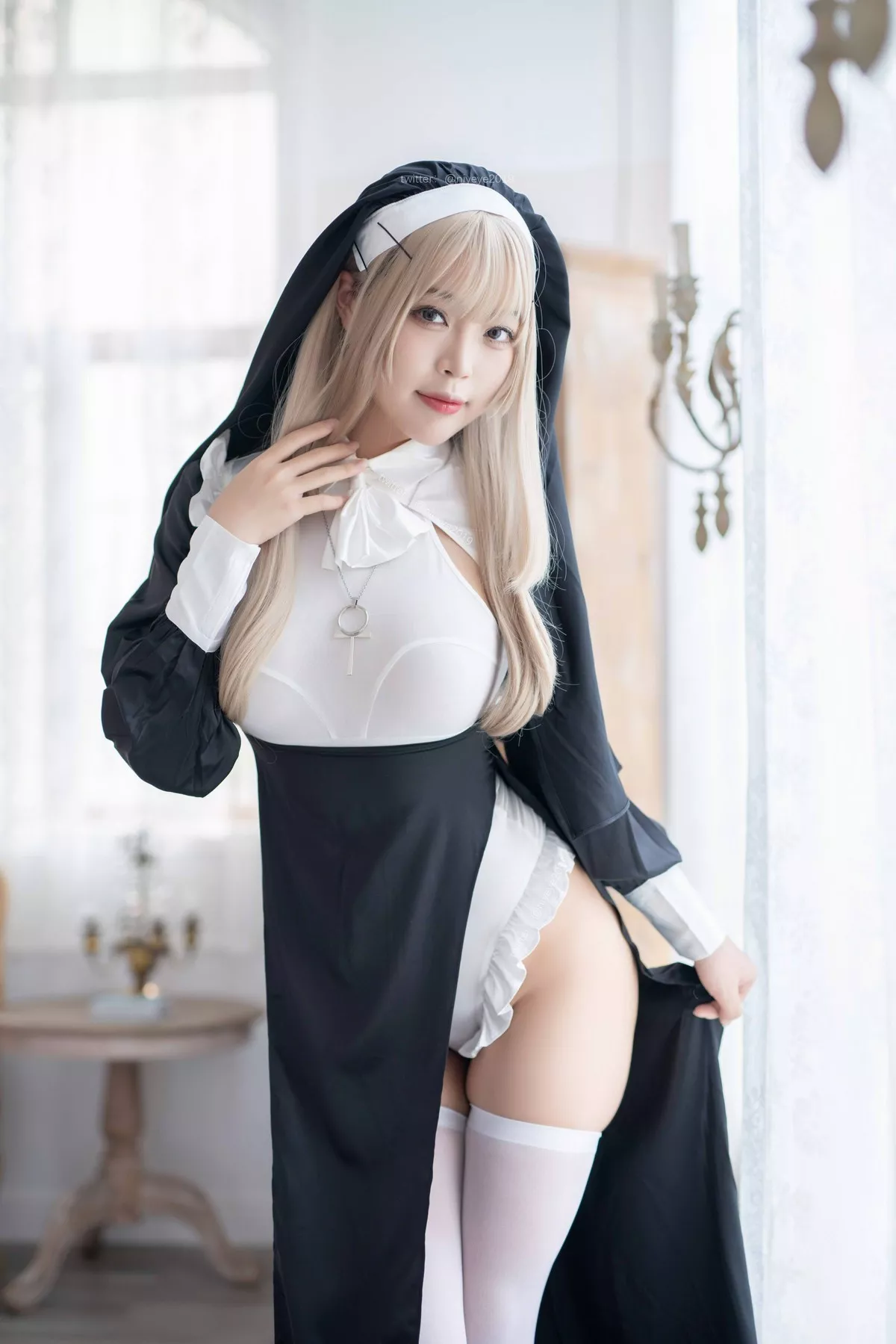 萌系小姐姐白烨禁x欲修女主题性感黑白服饰配白丝袜秀翘臀美腿撩人诱惑写真78P