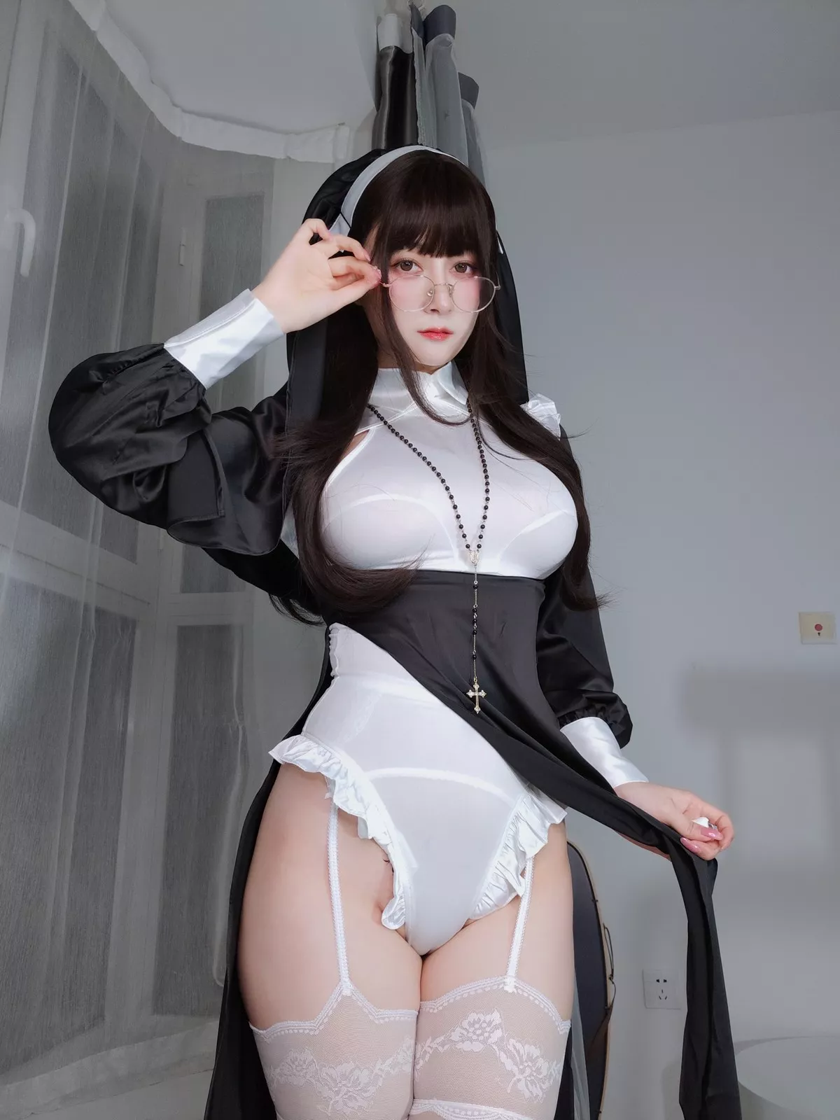 Coser小姐姐白银修女主题黑白修女服配蕾丝吊袜半脱露豪乳血滴子遮点诱惑写真143P