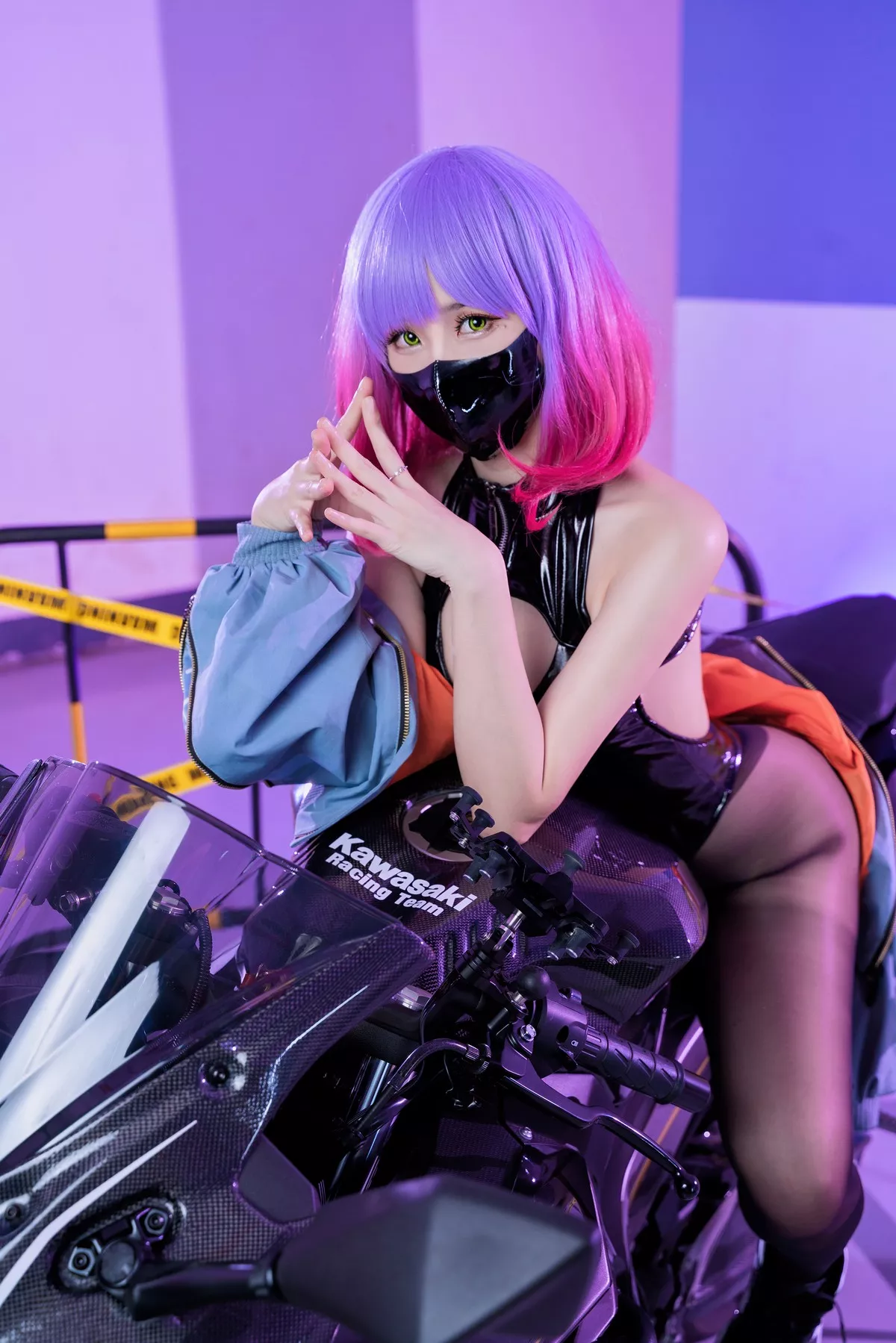 网络美女miko酱ww-Luna主题机车女郎装扮黑色皮质连体衣配黑丝裤袜诱惑写真31P