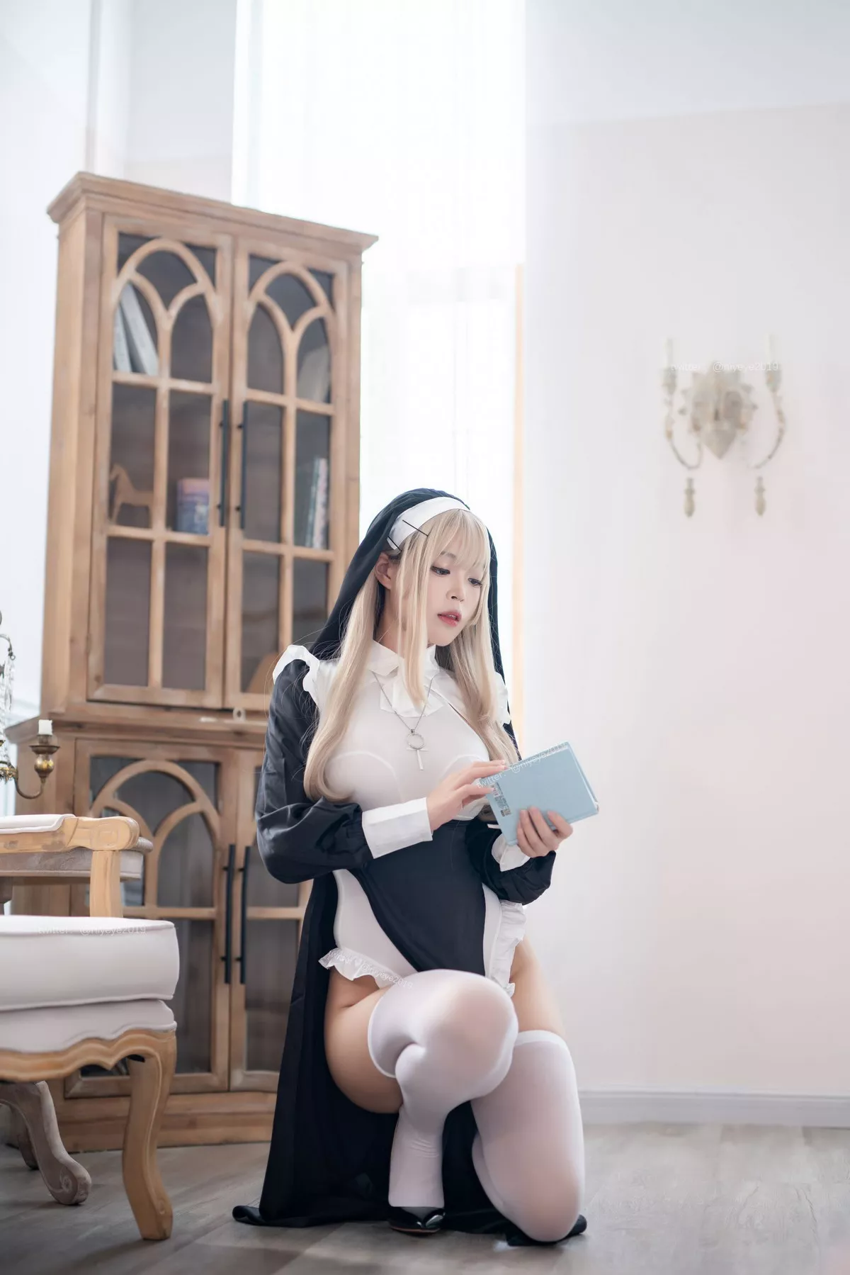 萌系小姐姐白烨禁x欲修女主题性感黑白服饰配白丝袜秀翘臀美腿撩人诱惑写真78P