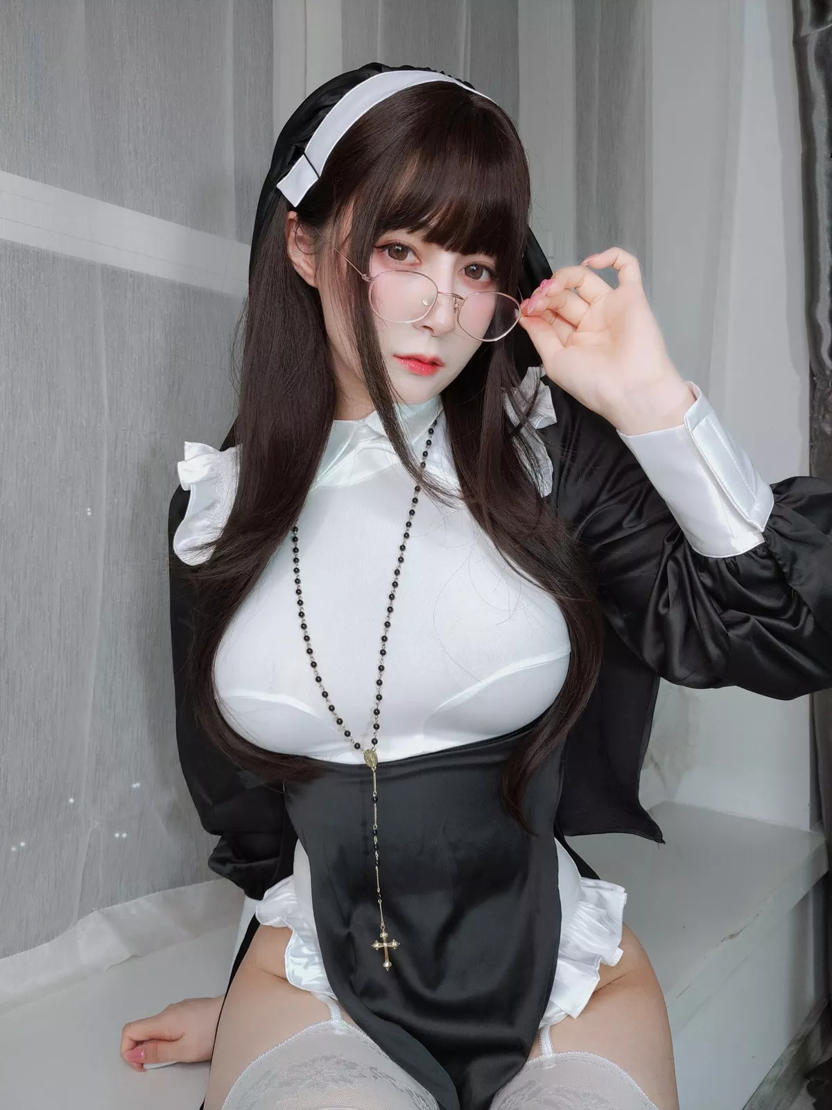 Coser小姐姐白银修女主题黑白修女服配蕾丝吊袜半脱露豪乳血滴子遮点诱惑写真143P