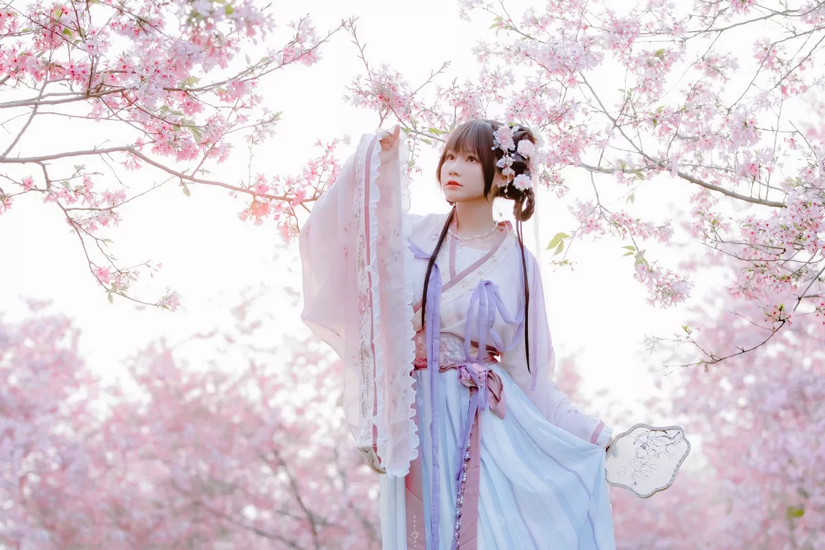 网络美女Nyako喵子花神祈愿主题户外樱花树下性感古典服饰靓丽迷人写真52P